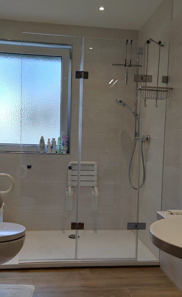 Glasduschwand mit Faltflügel für maximale Öffenbarkeit - www.meine-glas-dusche.de