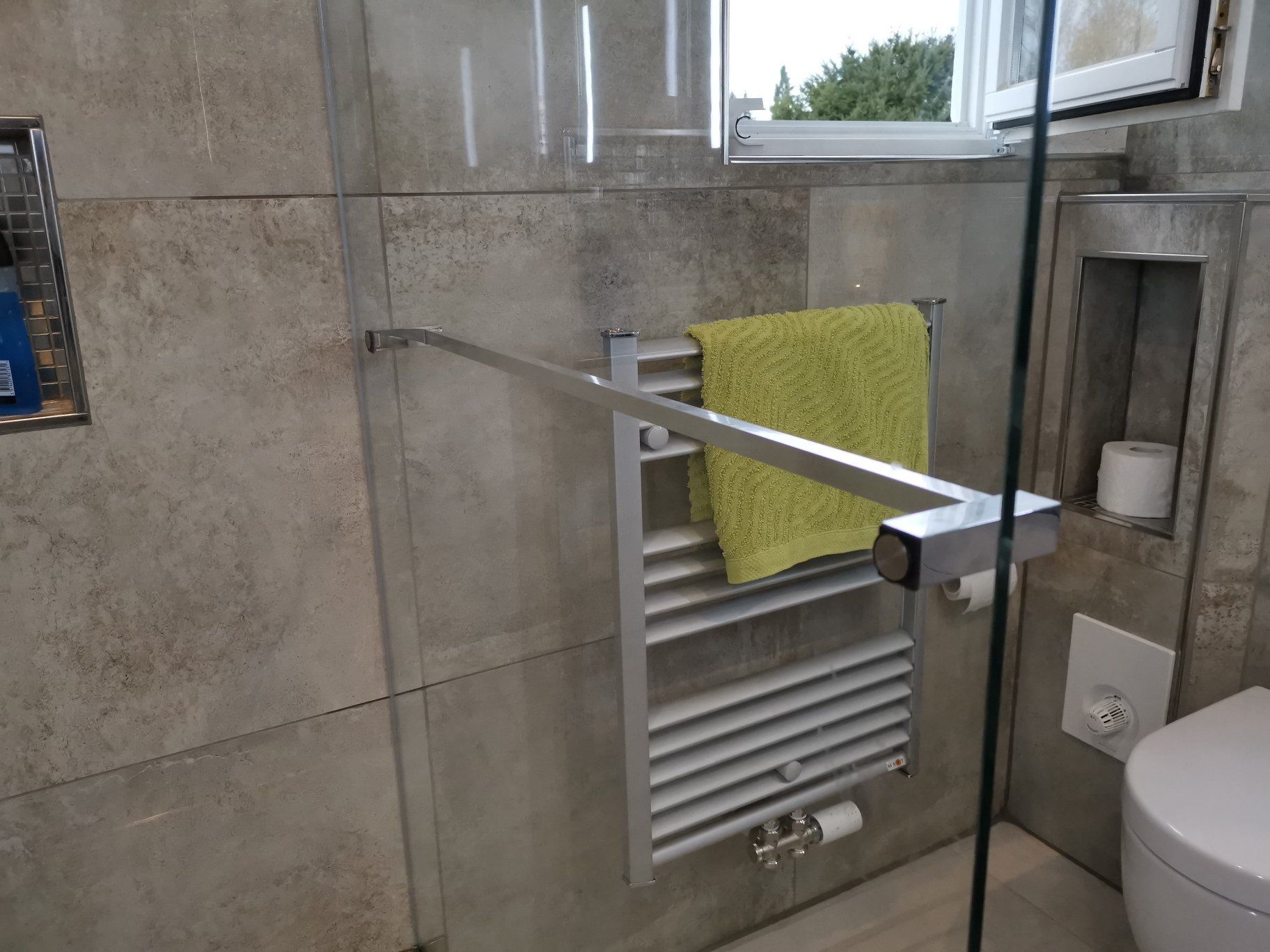 www.meine-glas-dusche.de - Zusätzliche, innen flächenbündige Handtuchstangen für Ihre Duschwand aus Glas.