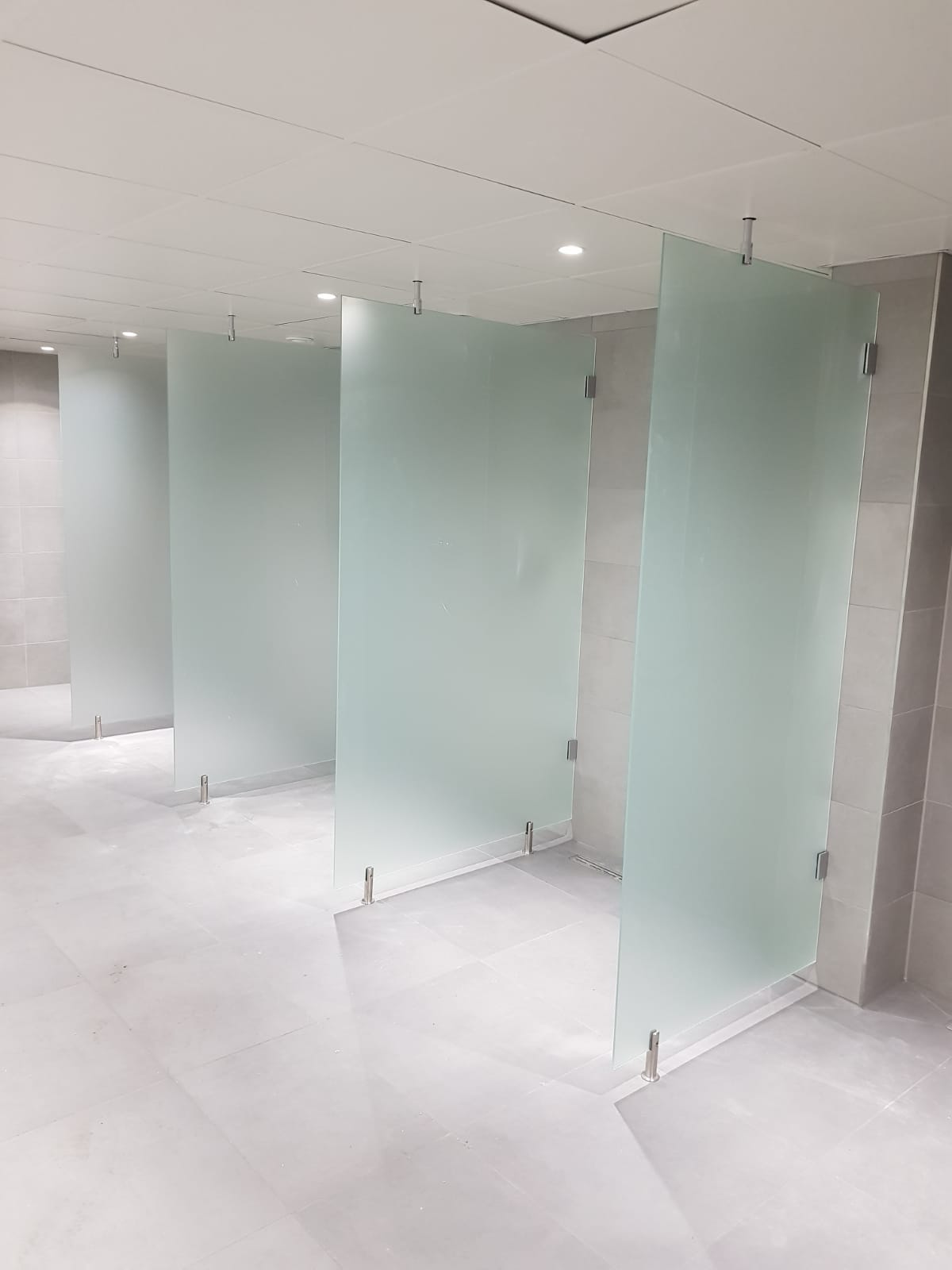 MGD Walk In One Public - Gemeinschaftsduschabtrennungen als feststehende Gläser auf Abstandhaltern von MEINE GLAS DUSCHE