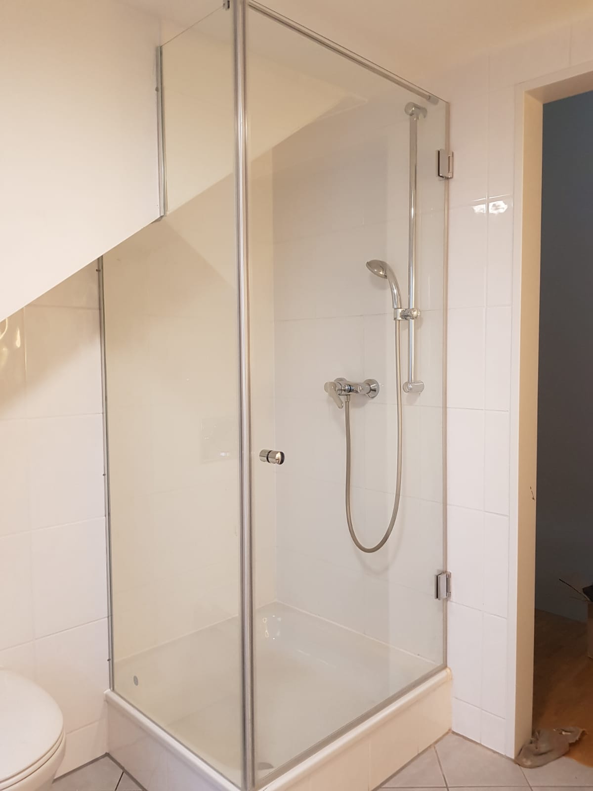 Eckdusche mit Eckausschnitt an der Dachschräge von MEINE GLAS DUSCHE