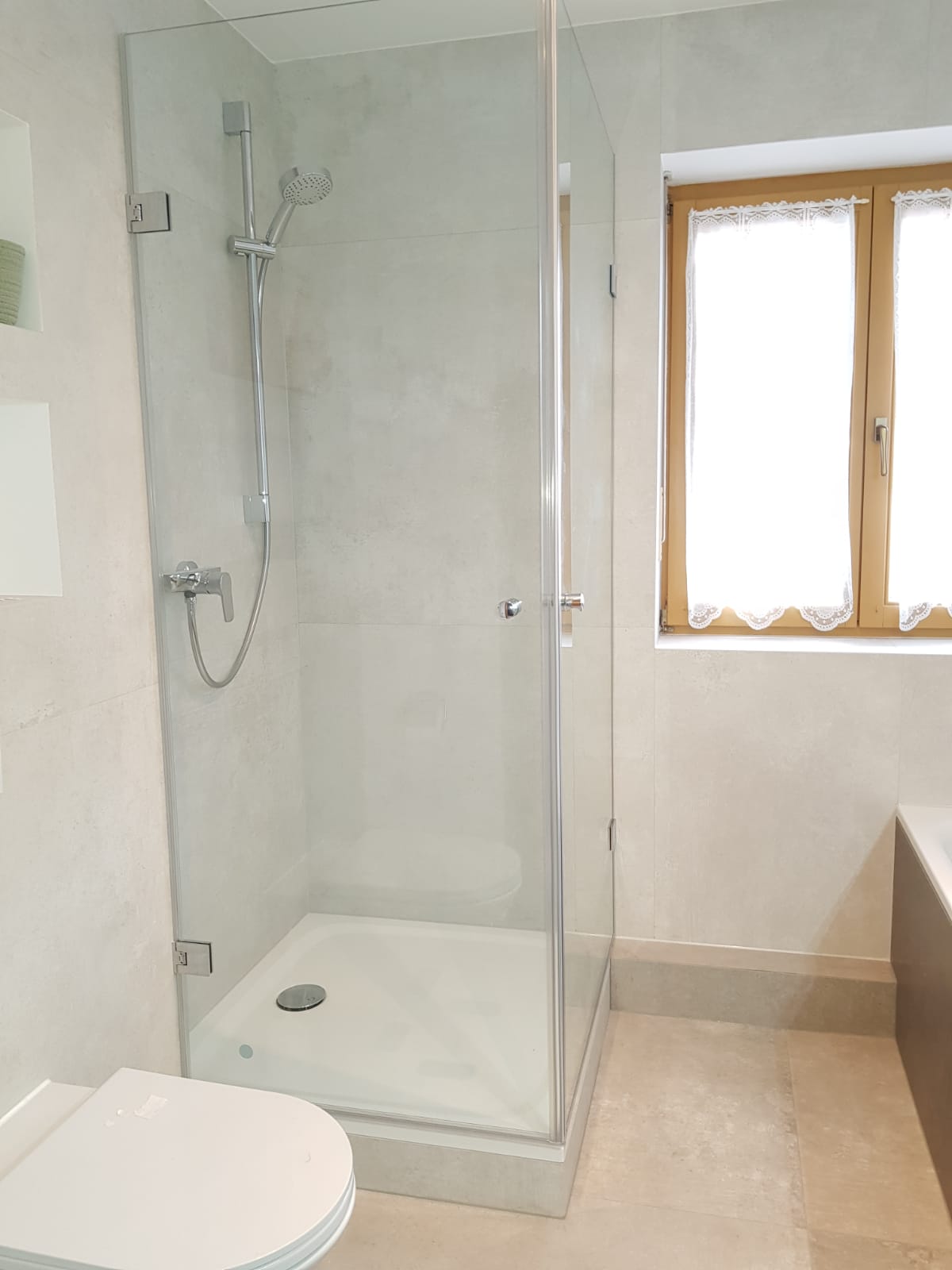 Eckduschkabine aus rahmenlosem Glas - www.meine-glas-dusche.de