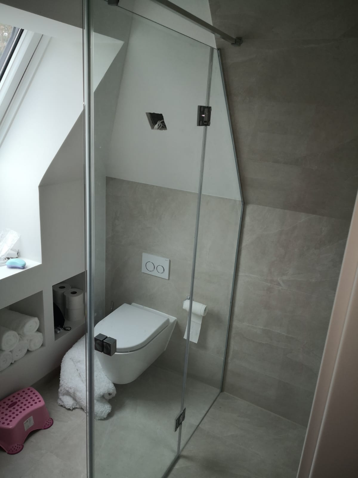 www.meine-glas-dusche.de - Nischendusche mit Türe aus Glas nach Maß in Dachschräge