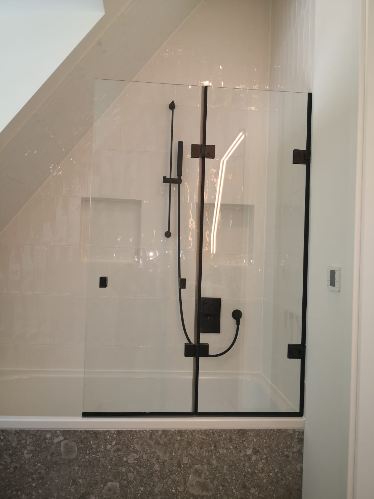 Badewannenaufsatz aus Glas nach Maß mit schwarzen Beschlägen und Dichtungen - www.meine-glas-dusche.de