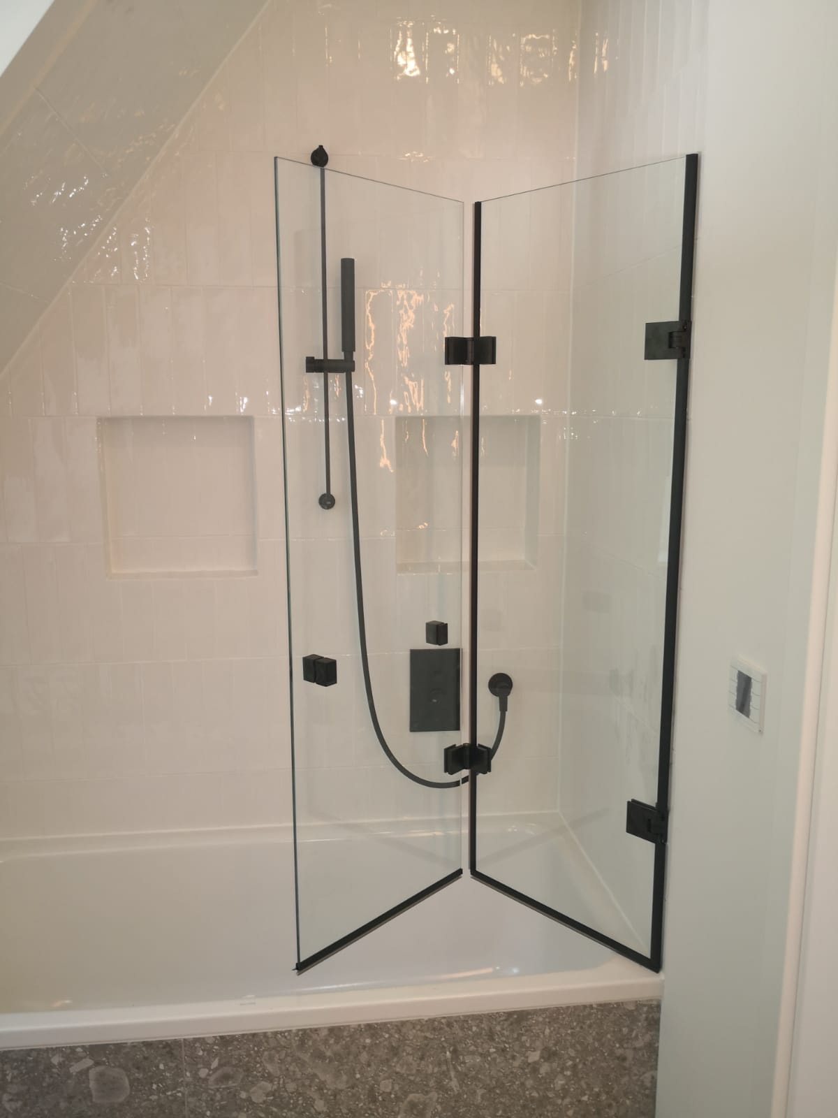 www.meine-glas-dusche.de - Badewannenaufsatz BLACK mit Falttüre aus Glas nach Maß, mit Montage