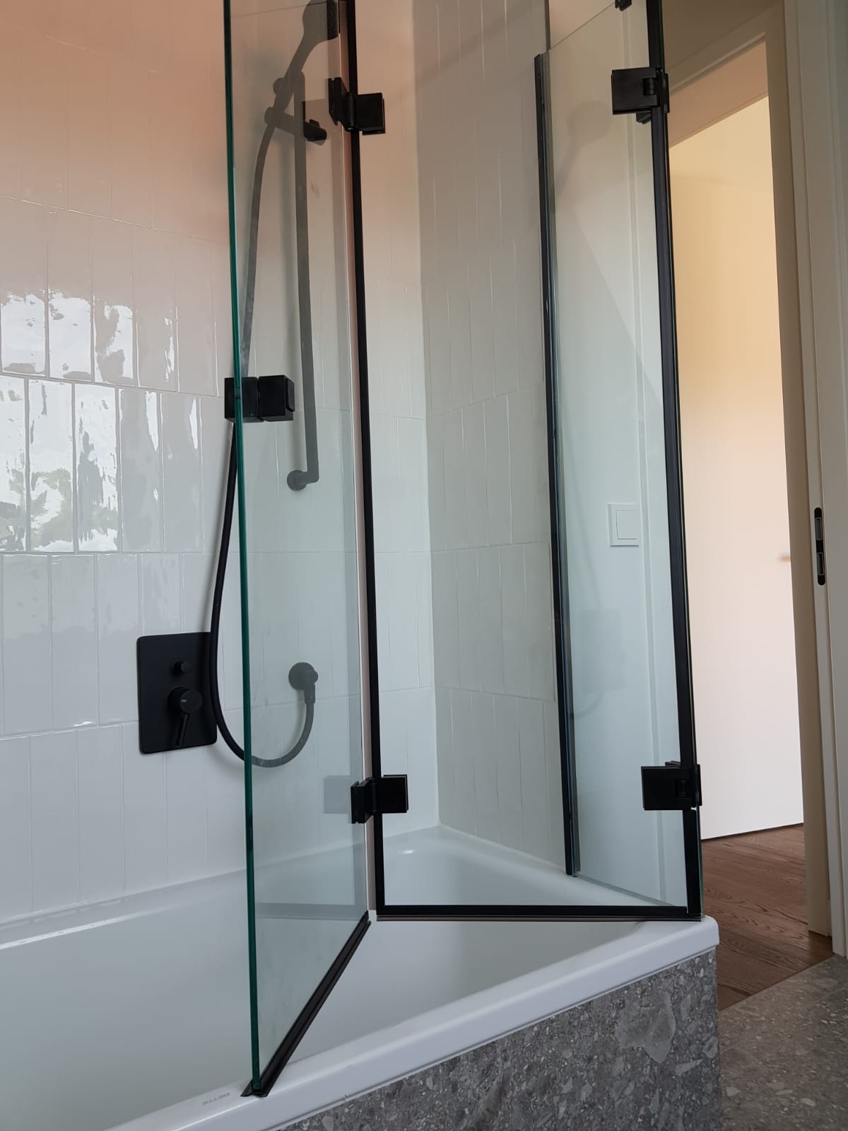 Schwarze Duschtürbeschläge und Dichtungen - www.meine-glas-dusche.de