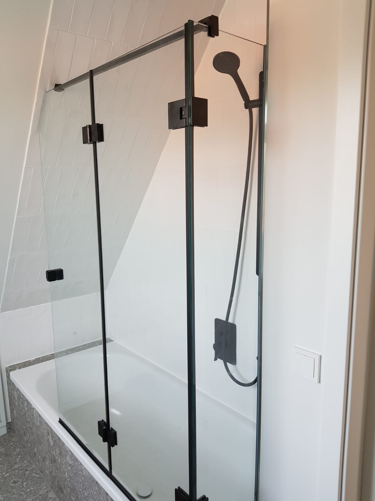 Eckdusche Glas nach Maß mit Falttüre Schwarz - www.meine-glas-dusche.de