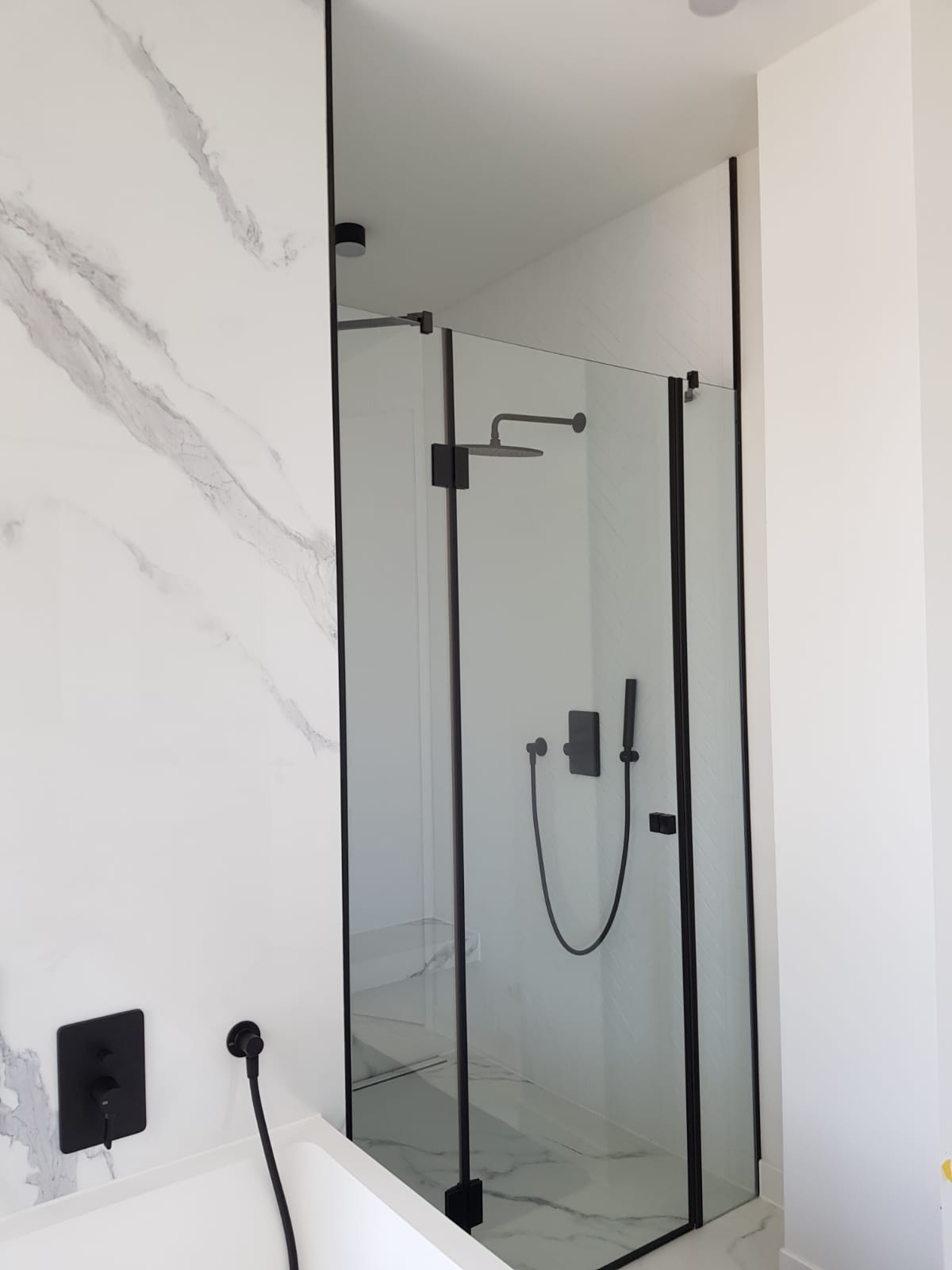 www.meine-glas-dusche.de - Nischendusche BLACK aus Glas nach Maß, mit Montage in Grünwald
