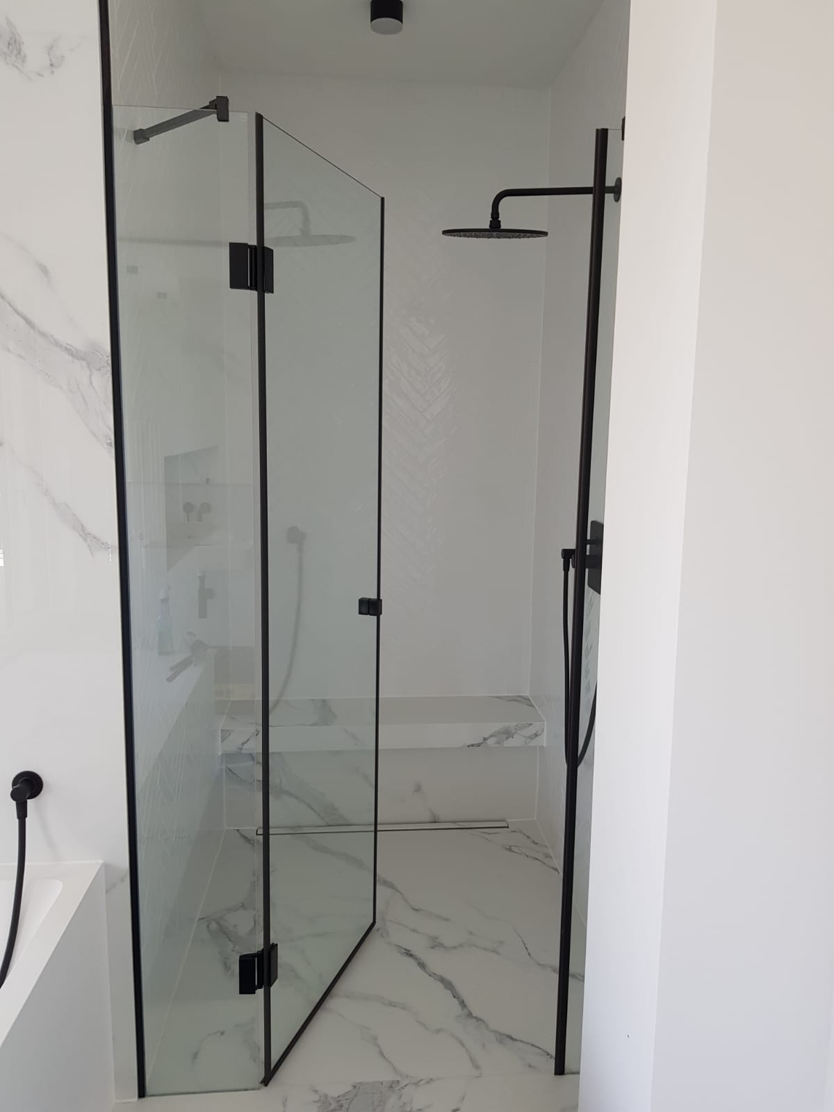 Nischendusche Glas mit Beschlägen schwarz von MEINE GLAS DUSCHE