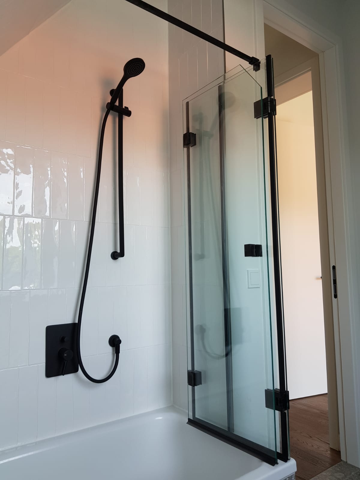 Badewannenaufsatz Glas mit Beschläge schwarz von MEINE GLAS DUSCHE