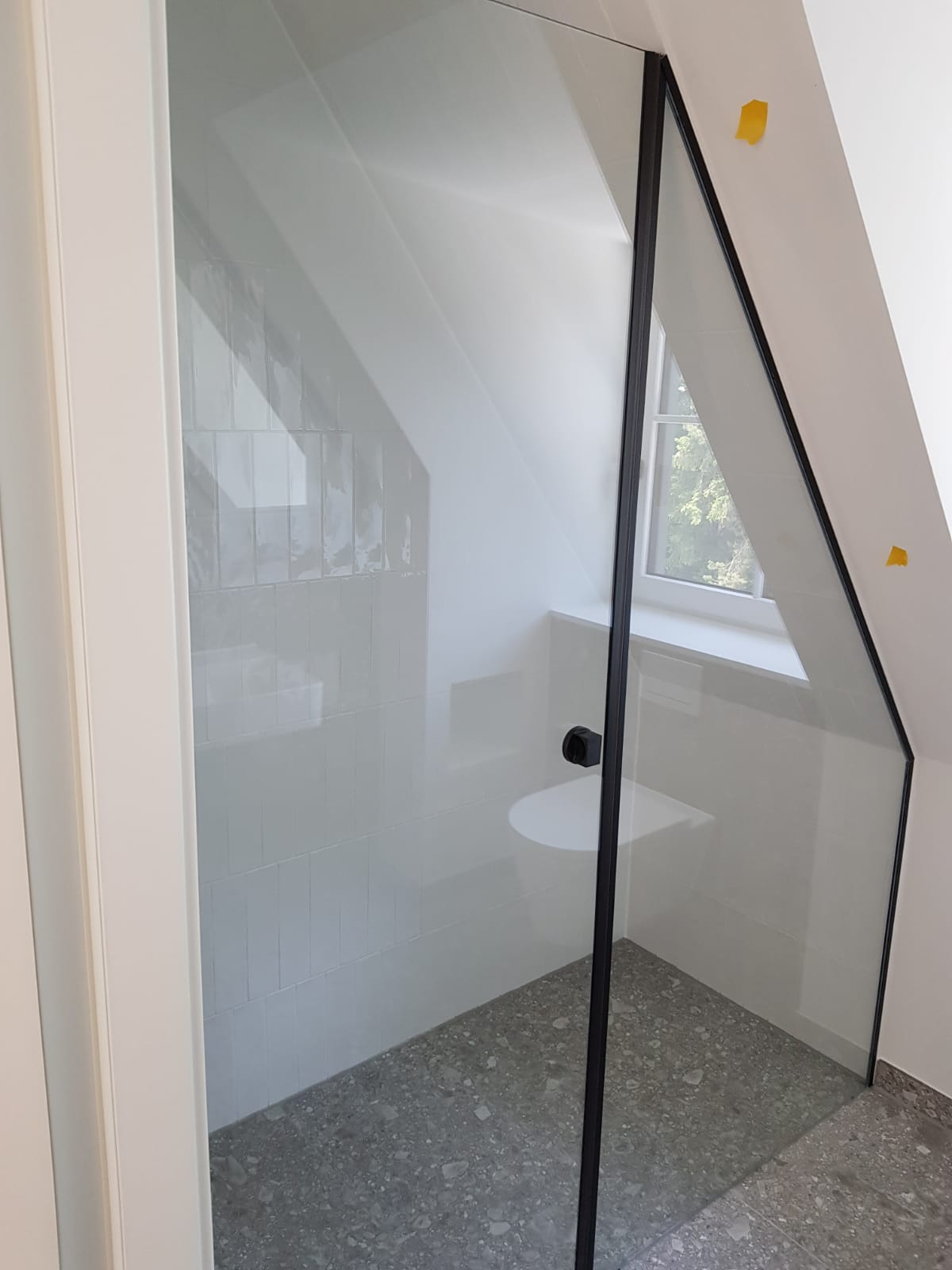 www.meine-glas-dusche.de - Glasduschwand nach Maß, mit schwarzen Beschläge und Profilen in Dachschräge