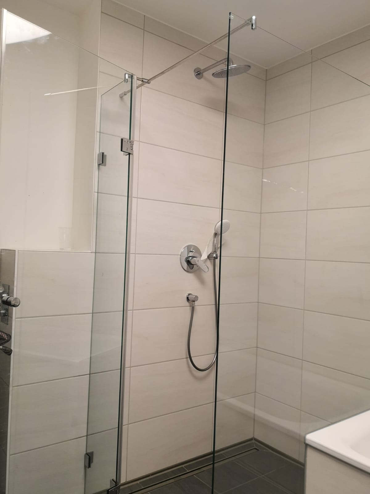 Ganzglaseckdusche nach Maß mit Montage - www.meine-glas-dusche.de