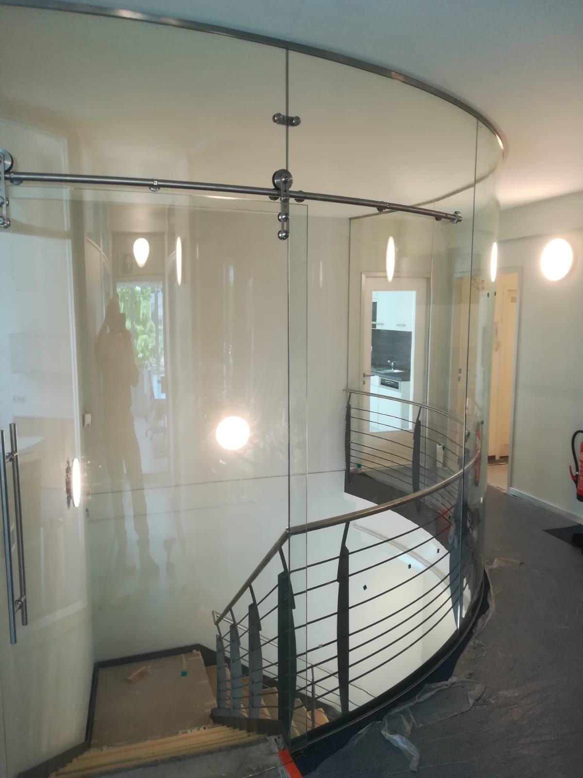 Ganzglastrennwand gebogen mit gebogener Schiebetür MEINE GLAS DUSCHE - Aufmaß, Planung, Lieferung, Montage von planen und gebogenen Ganzglastrennwänden