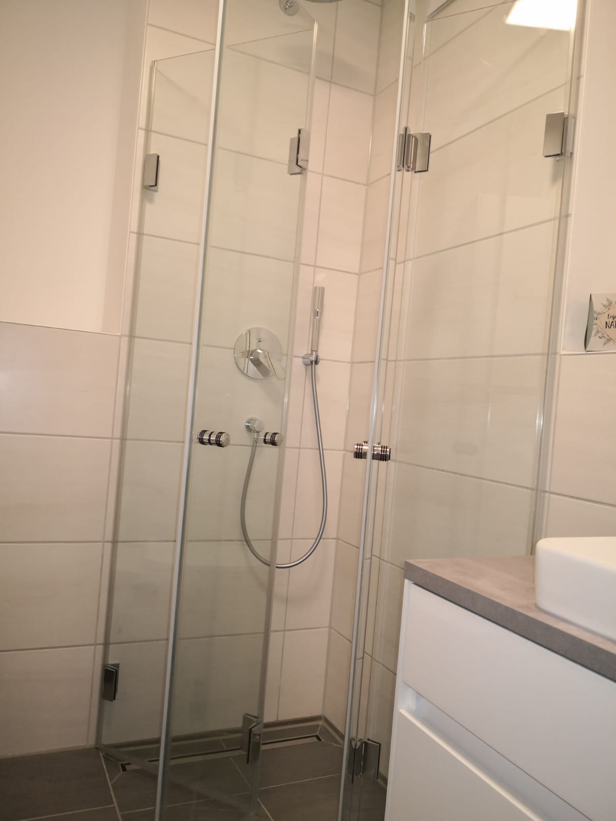 Eckduschkabine MGD Base Typ 216 , beidseitig komplett zu den Wänden faltbar von MEINE GLAS DUSCHE