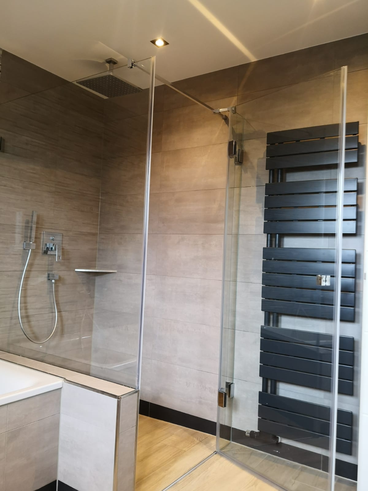 Ganzglaseckdusche nach Maß mit Montage - www.meine-glas-dusche.de