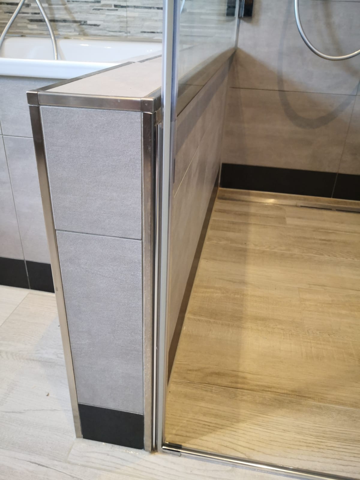 Glasdusche nach Maß neben Badewanne - www.meine-glas-dusche.de