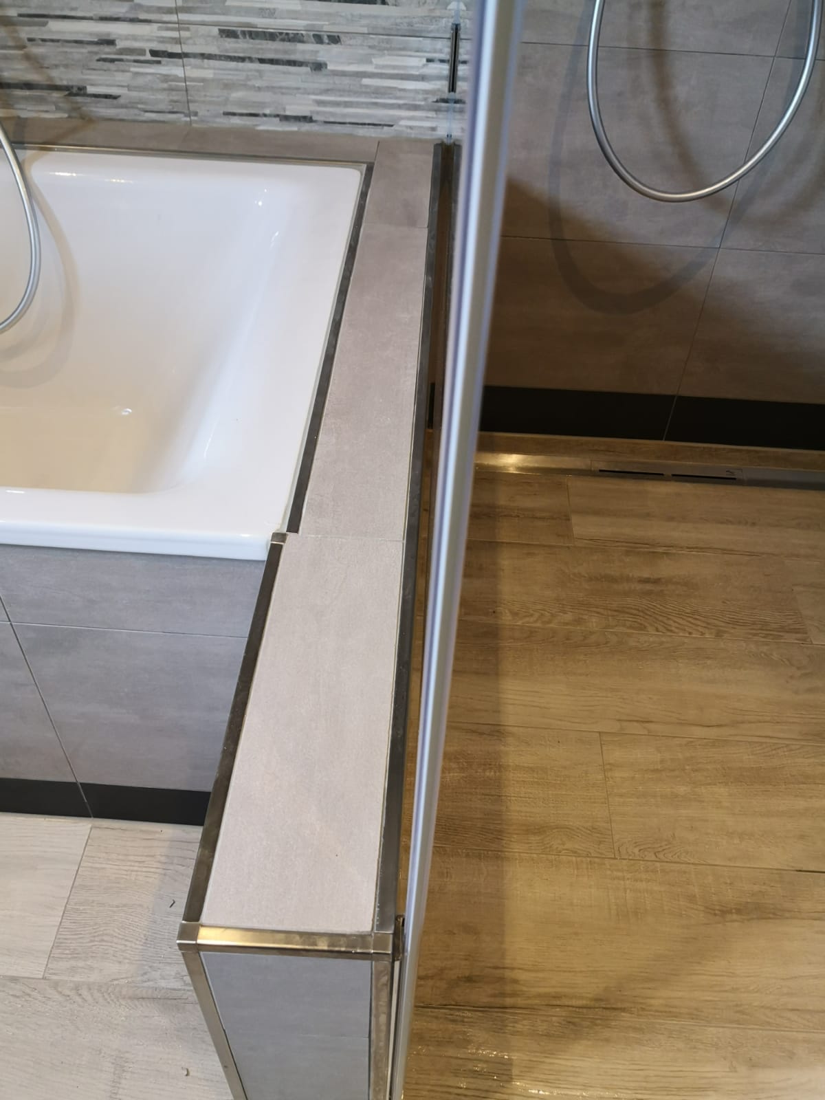 Glasduschen nach Maß neben Badewanne - www.meine-glas-dusche.de
