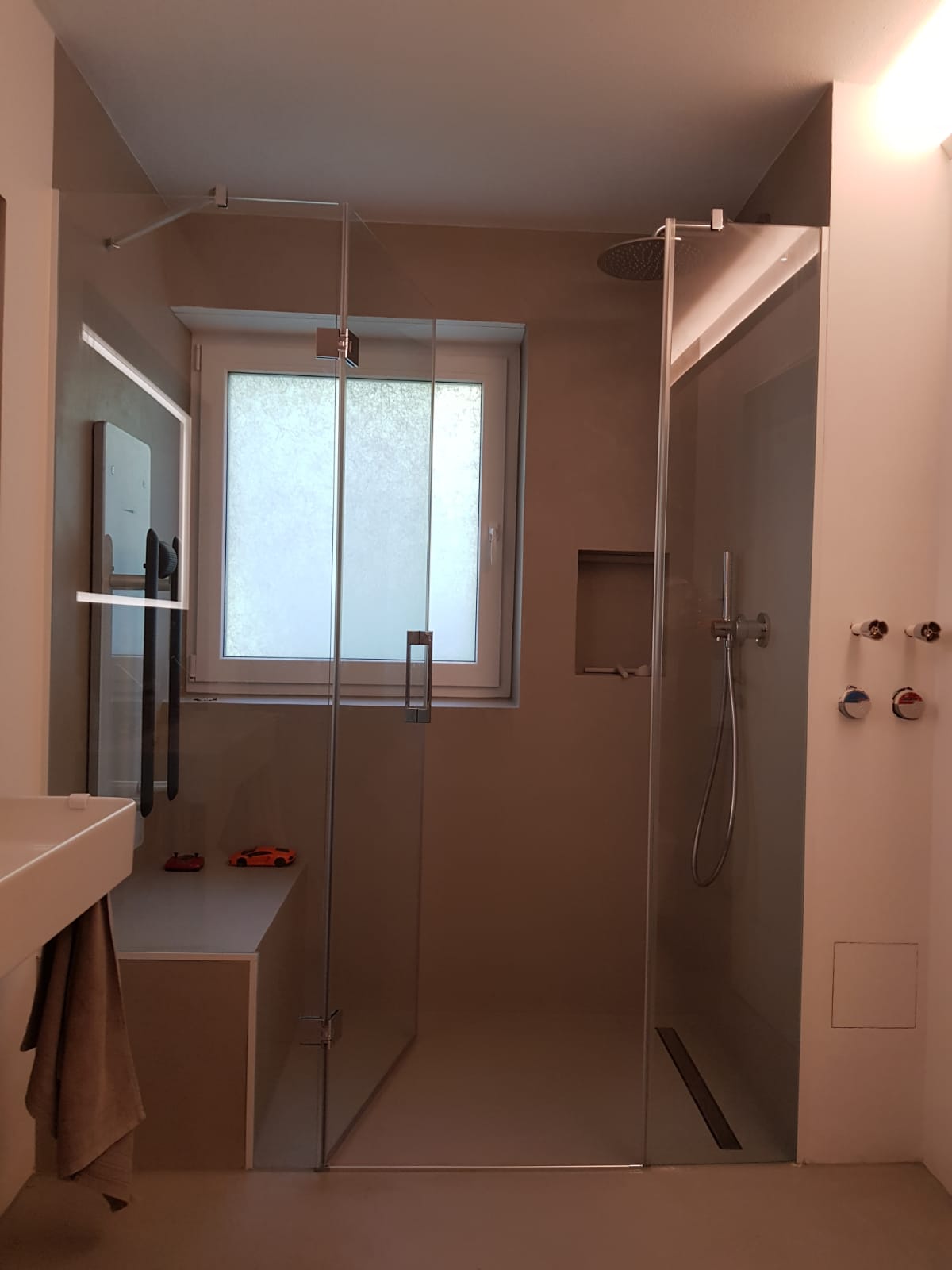 www.meine-glas-dusche.de - Glasduschwand mit Tür nach Maß in München