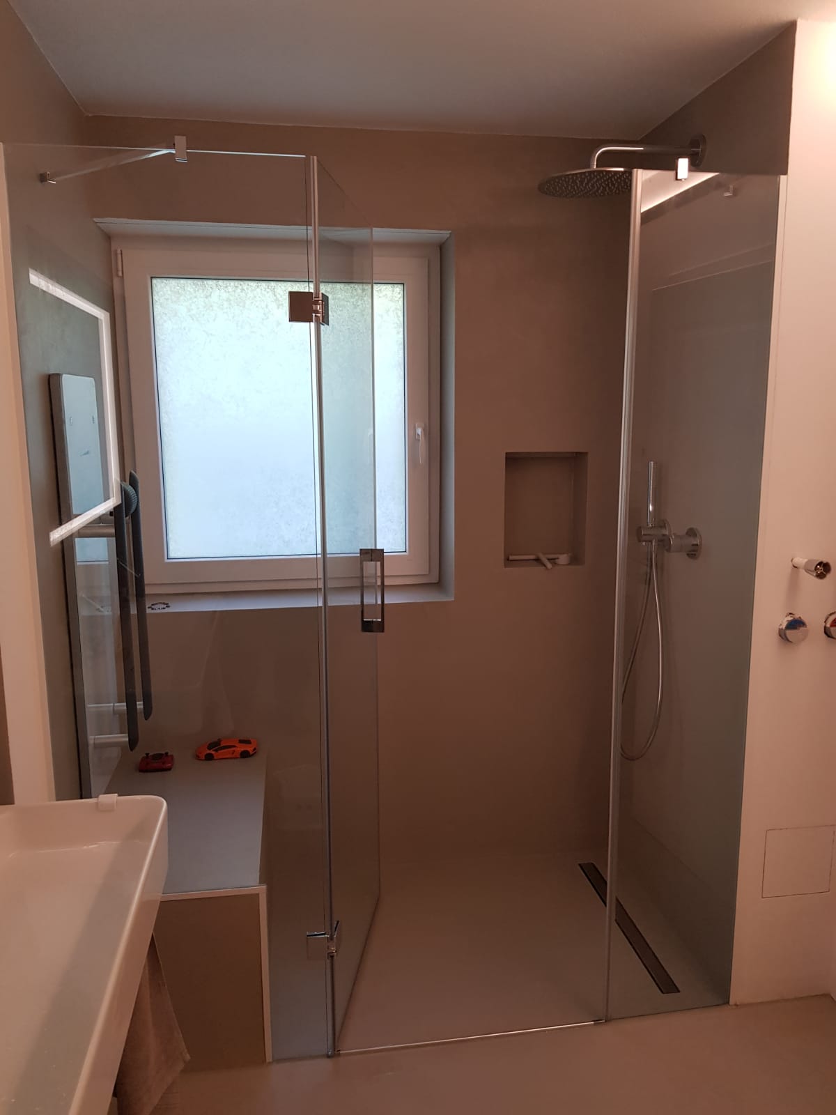 www.meine-glas-dusche.de - Nischenduschwand mit Tür Glas nach Maß in München