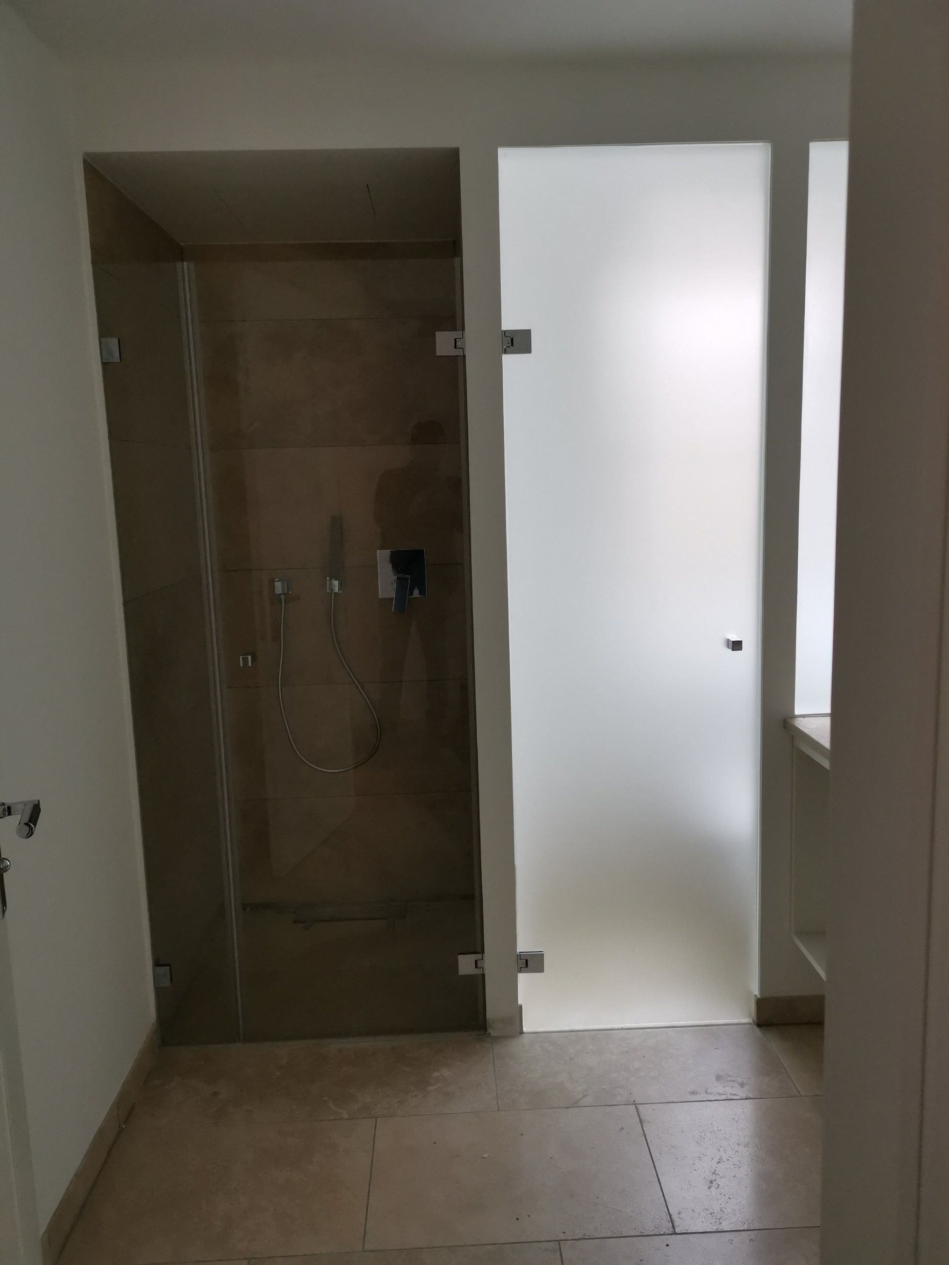www.meine-glas-dusche.de - Rahmenlose Ganzglas-Duschtüre und -Toilettentüre Satinato nach Maß