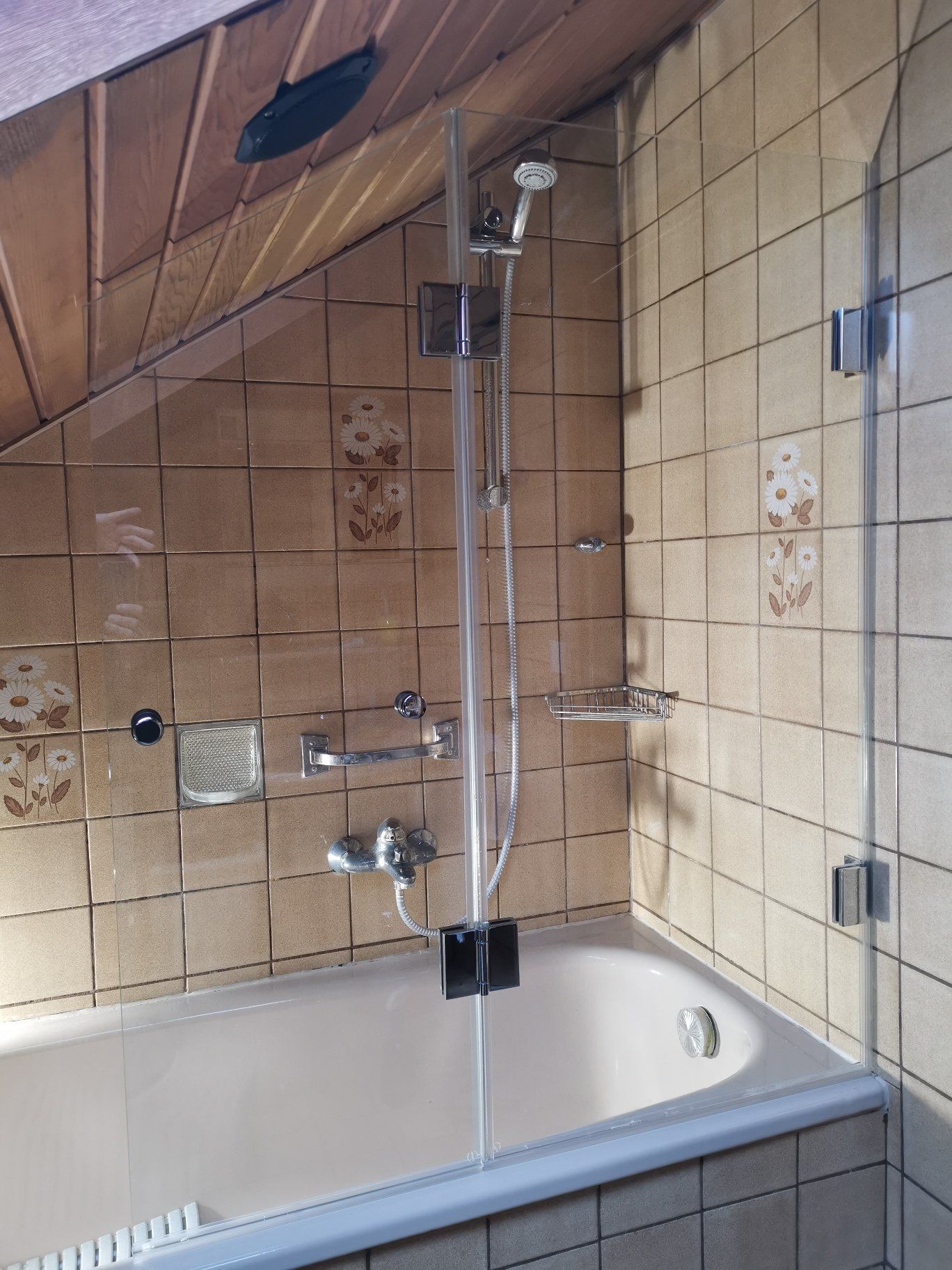 Badewannenaufsatz Faltwand zweiteilig, rahmenlos, mit einem Schrägschnitt, aus Glas nach Maß von MEINE GLAS DUSCHE