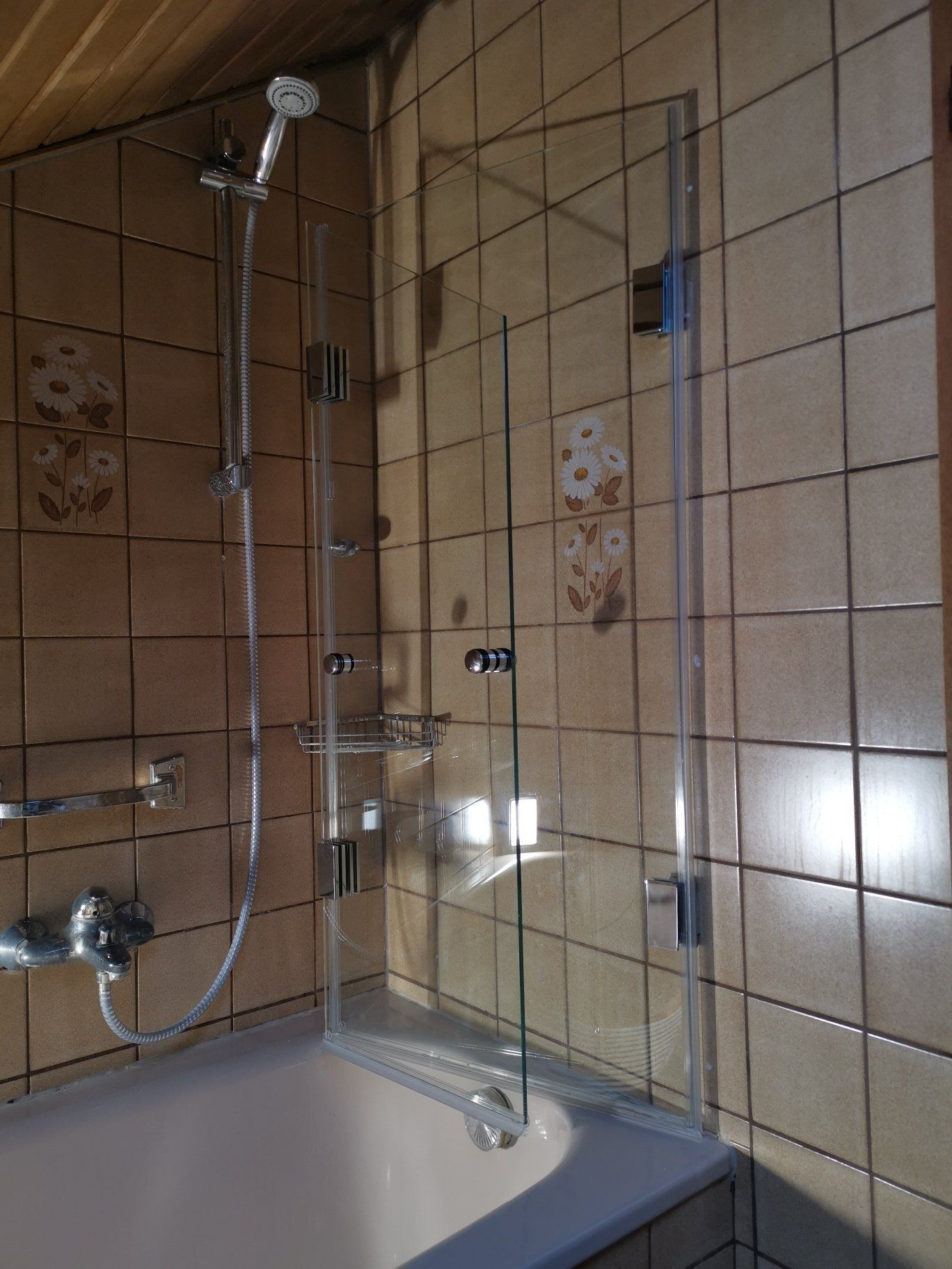 Badewannenaufsatz Faltwand zweiteilig, rahmenlos, mit einem Schrägschnitt, aus Glas nach Maß von MEINE GLAS DUSCHE
