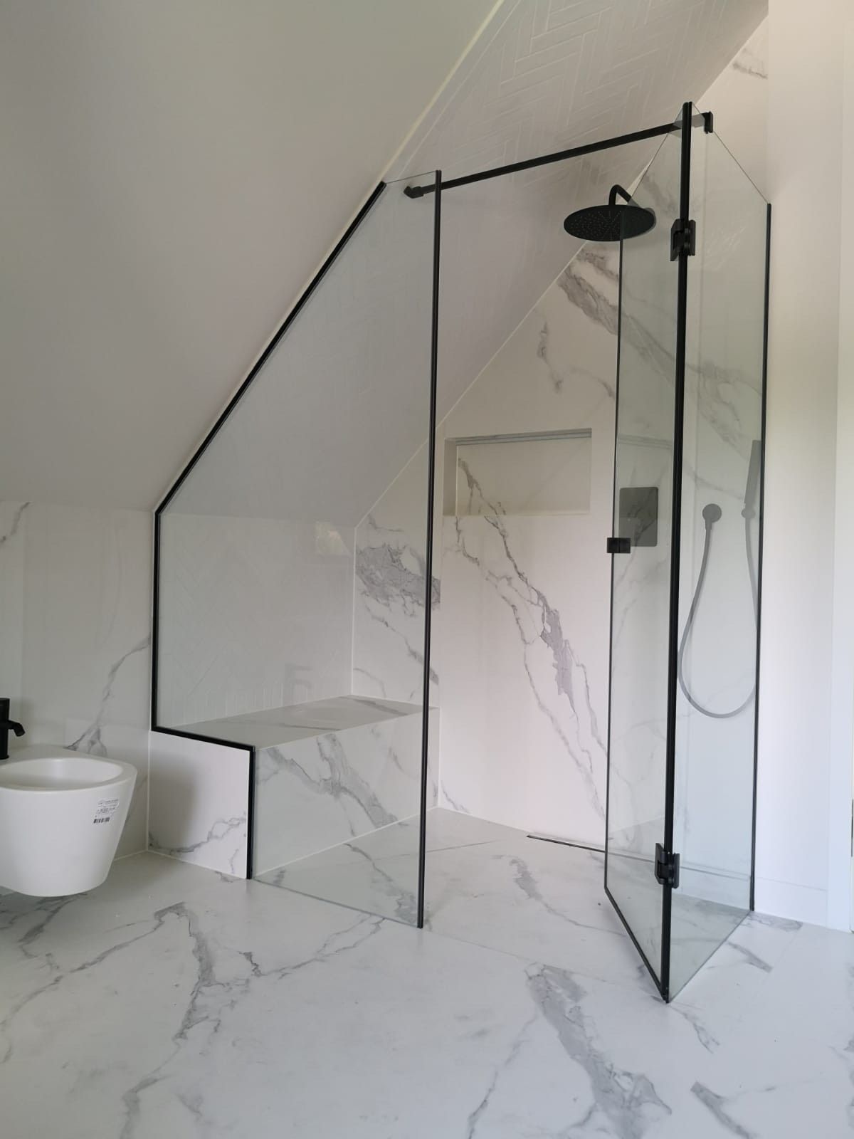 Eckdusche rahmenlos in Dachschräge Schwarz - MEINE GLAS DUSCHE