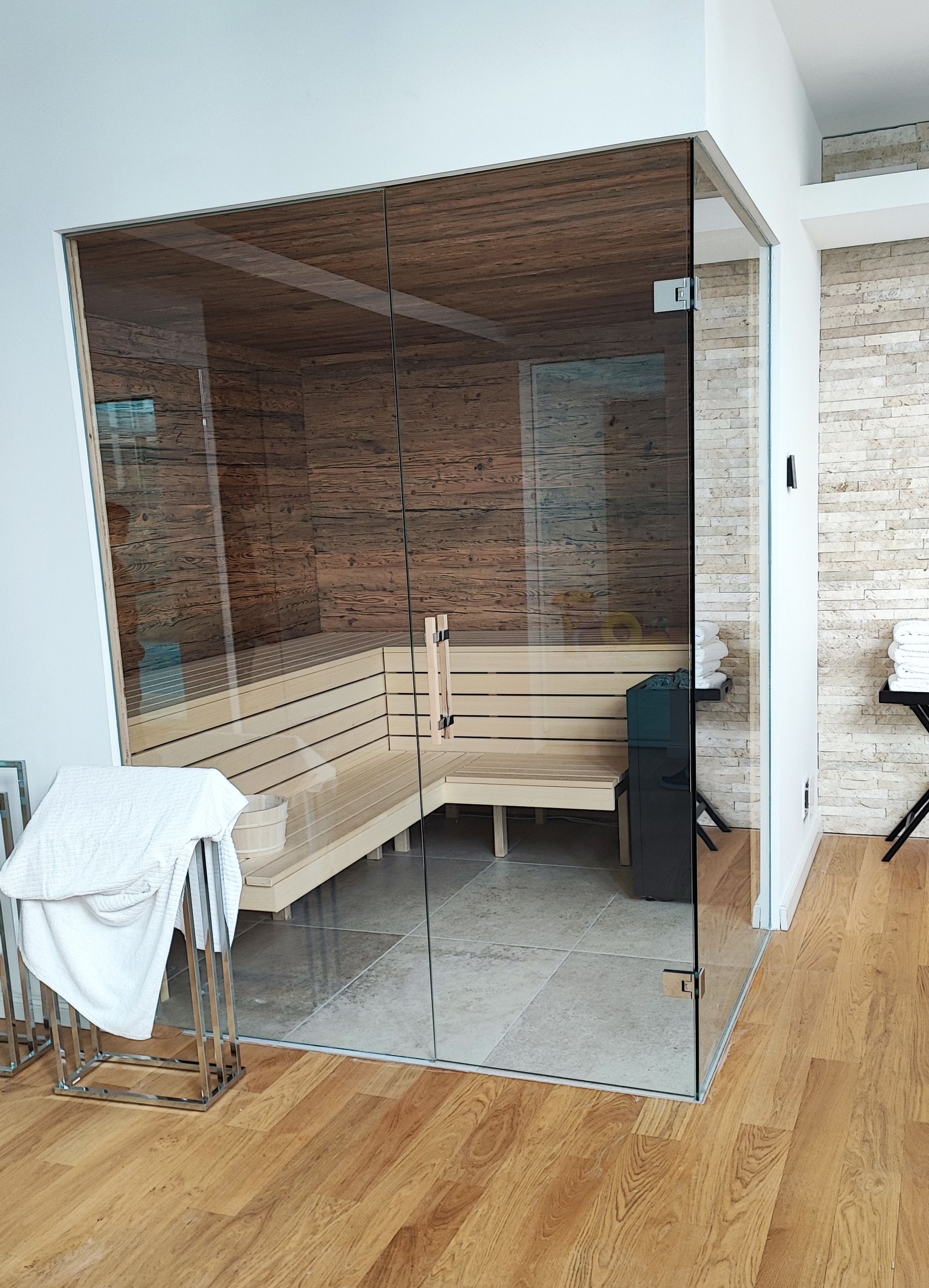 Ganzglas-Saunabtrennung mit Pendeltüre MEINE GLAS DUSCHE - Rahmenlose Saunaabtrennungen und Saunatüren nach Maß mit Montage