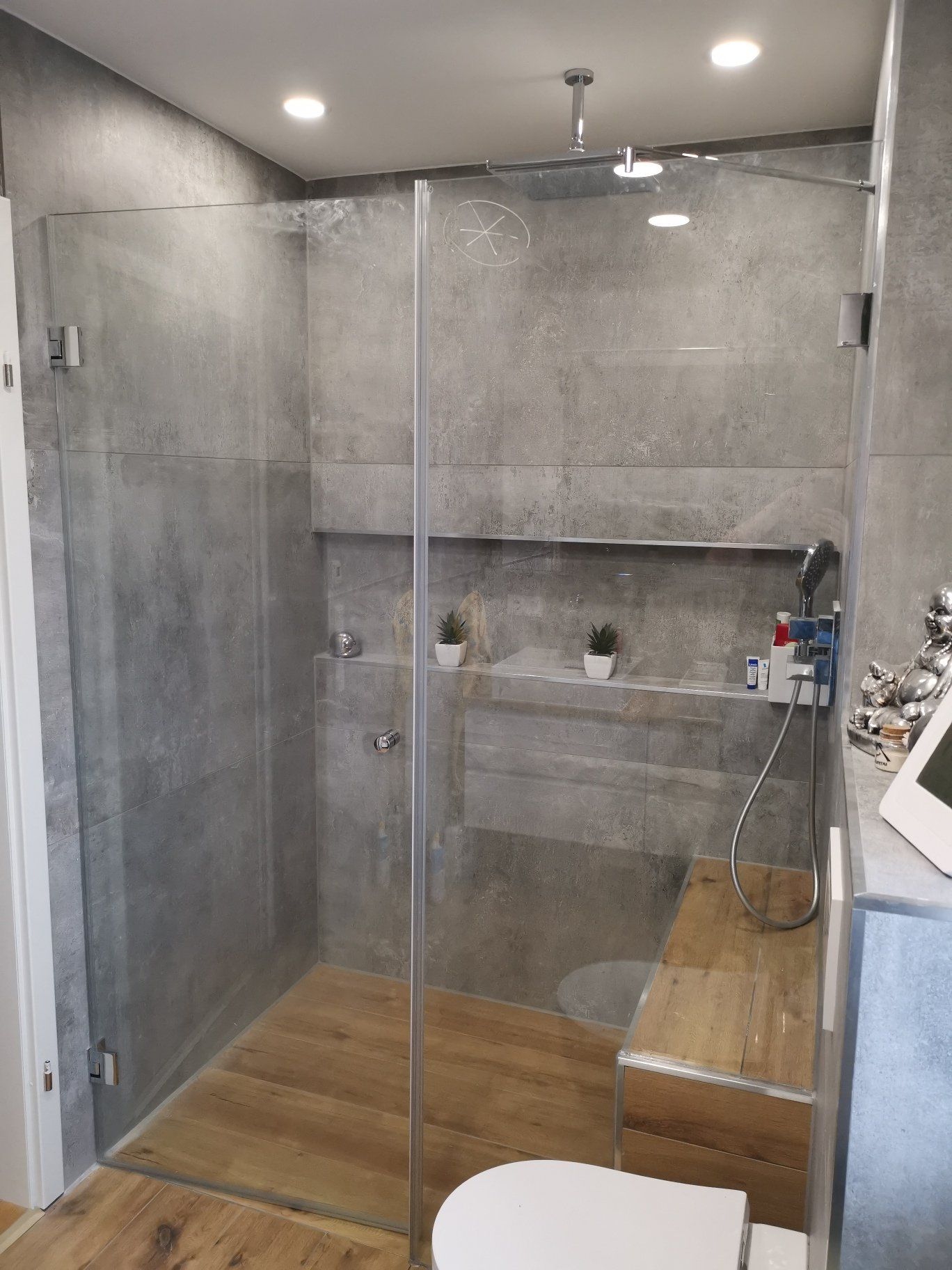 www.meine-glas-dusche.de - Ganzglas-Nischendusche mit Hebe-Senk-Pendeltür, flächenbündige Beschläge.