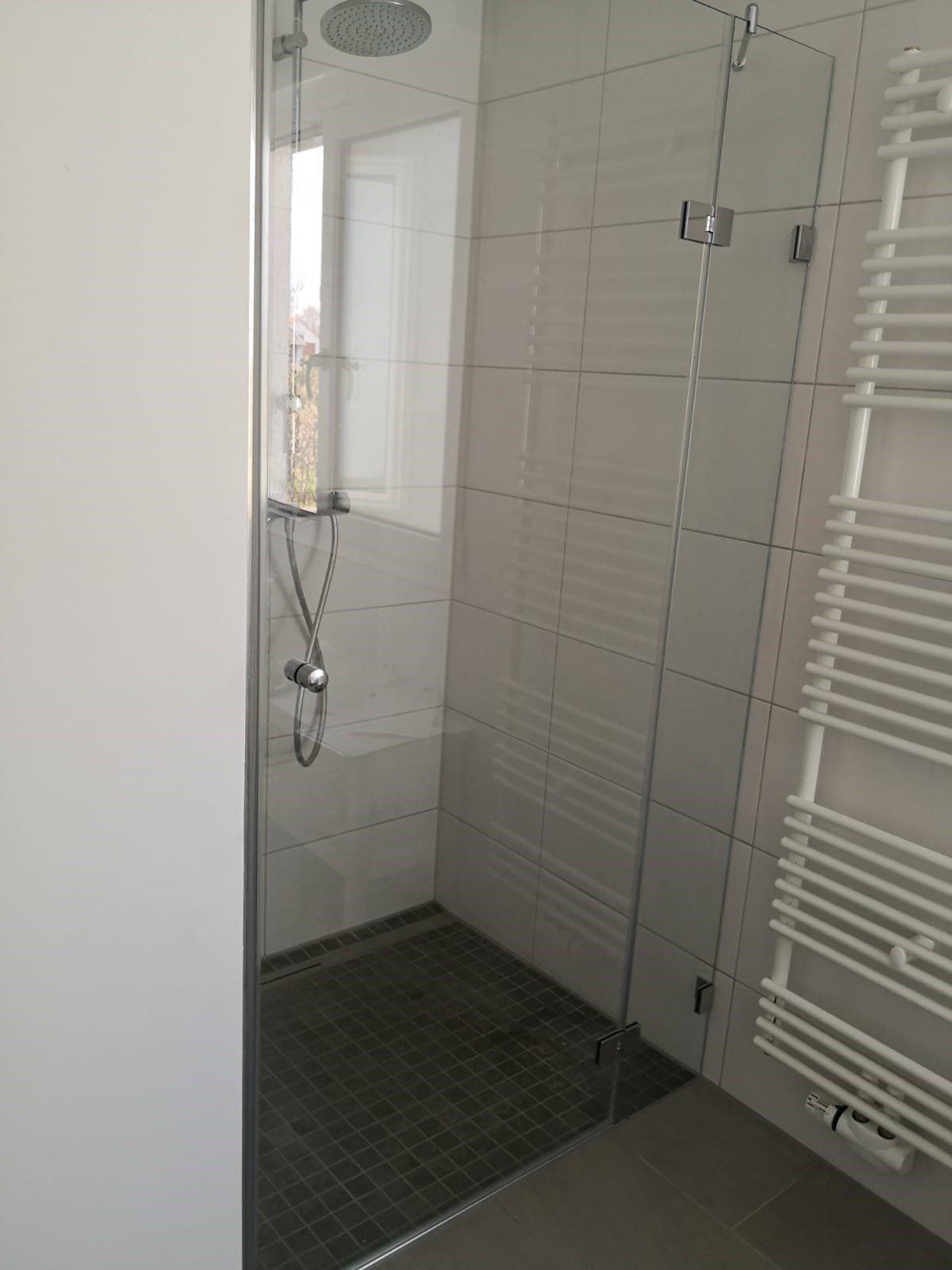 Nischenduschabtrennung mit am festen Glasteil angeschlagener Türe MGD Swing Typ 104 von MEINE GLAS DUSCHE