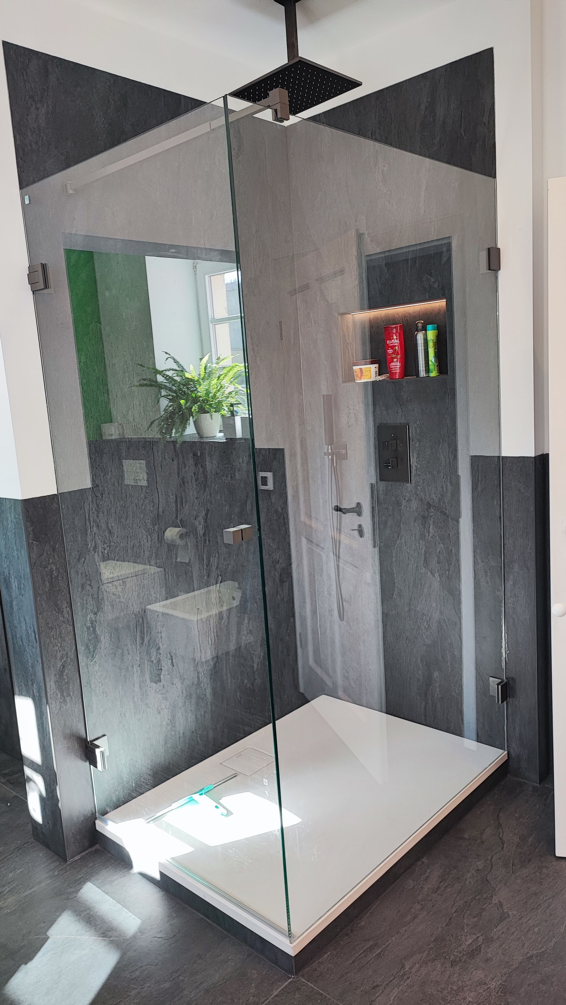 Ganzglas-Eckdusche, Beschlagsfarbe RAL nach Kundenvorgabe MEINE GLAS DUSCHE - Ganzglasduschkabinen nach Maß mit Aufmaß und Einbau