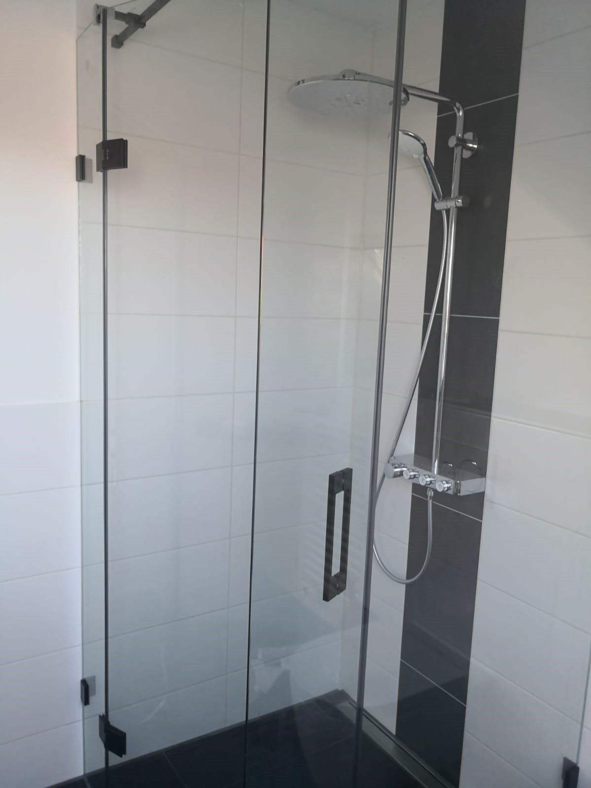www.meine-glas-dusche.de - Ganzglas-Eckduschkabine BLACK aus Glas nach Maß, mit Montage.
