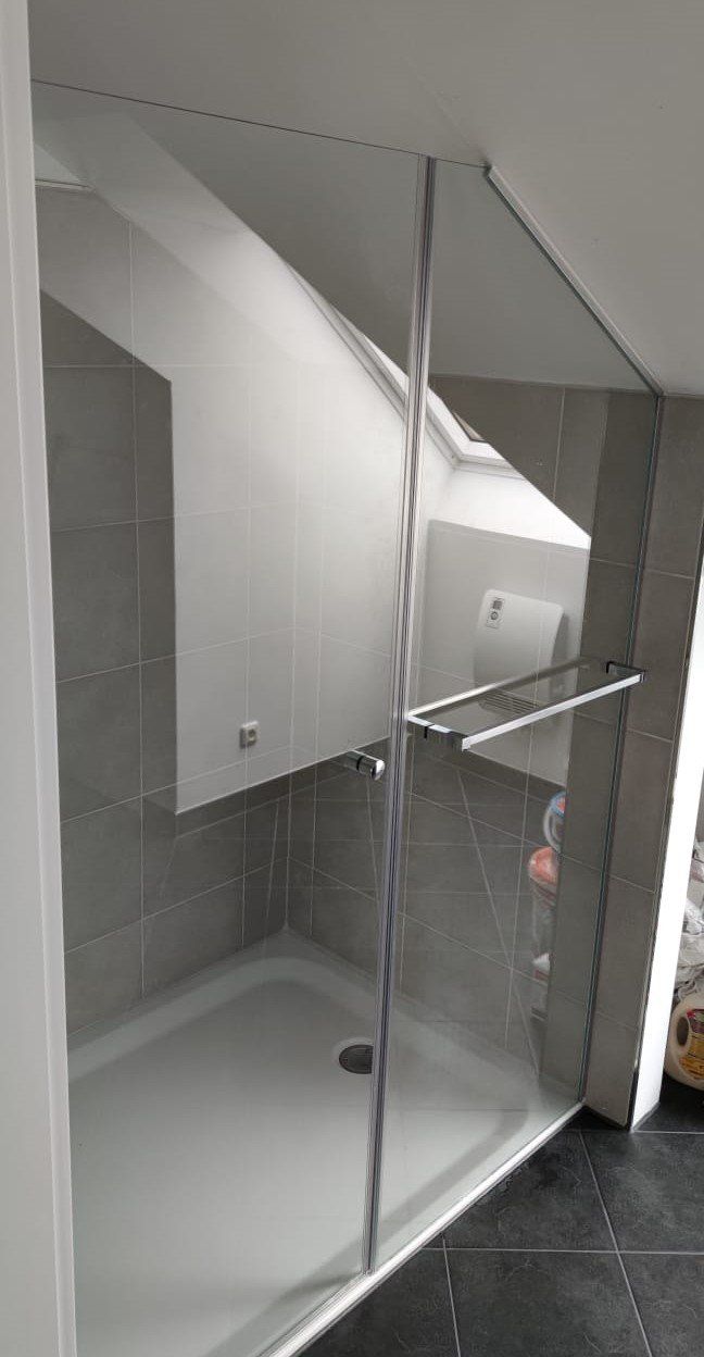 www.meine-glas-dusche.de - Nischenduschabtrennung ESG 8 mm in Dachschräge