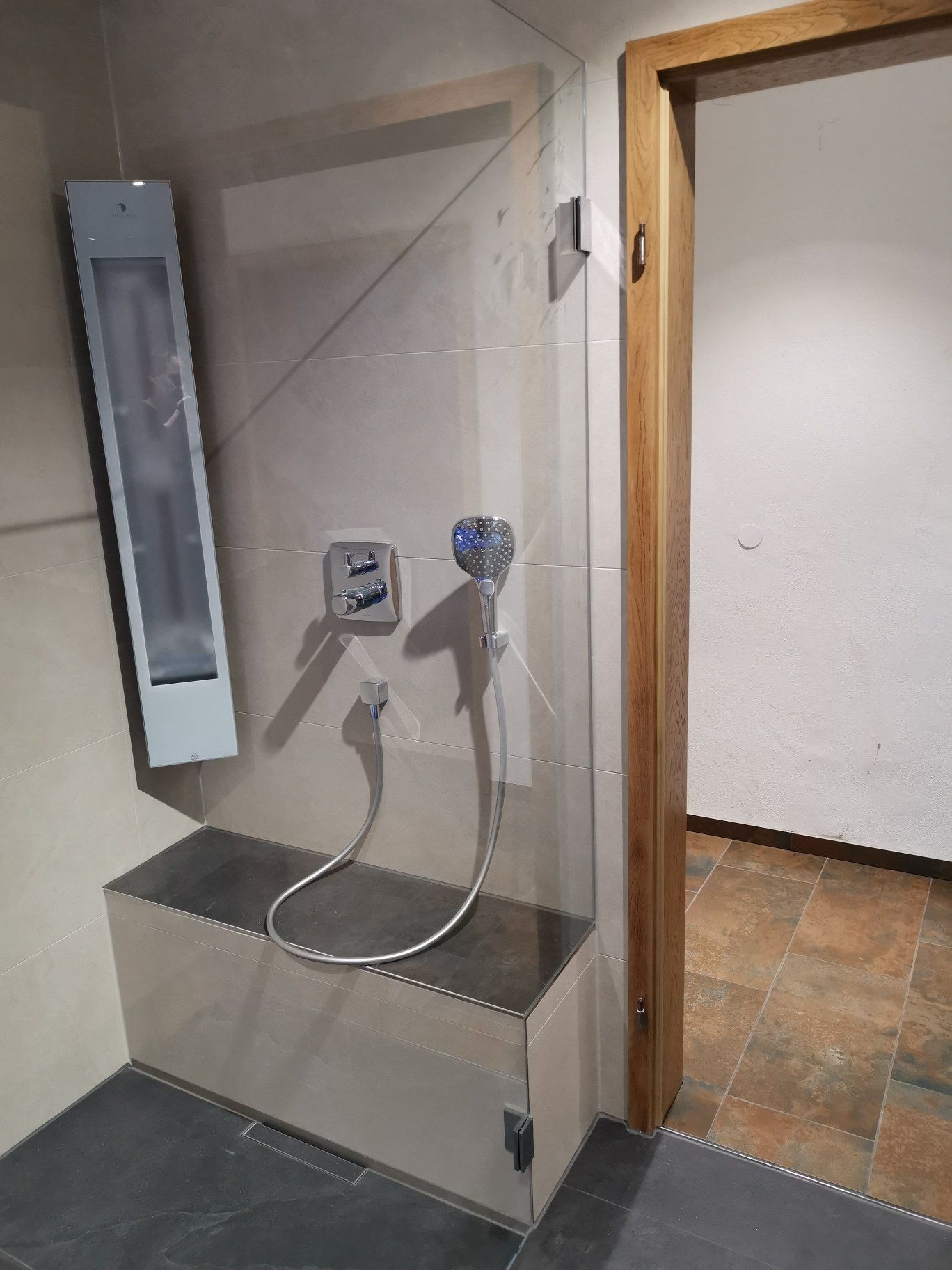 Walk-In-Ganzglasduschwand mit Eckausschnitt bei Sitzbank - www.meine-glas-dusche.de