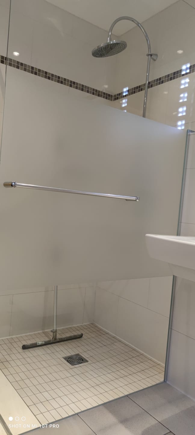 Walk-In-Duschwand aus Glas, Teilfläche satiniert, mit flächenbündiger Handtuchstange von MEINE GLAS DUSCHE