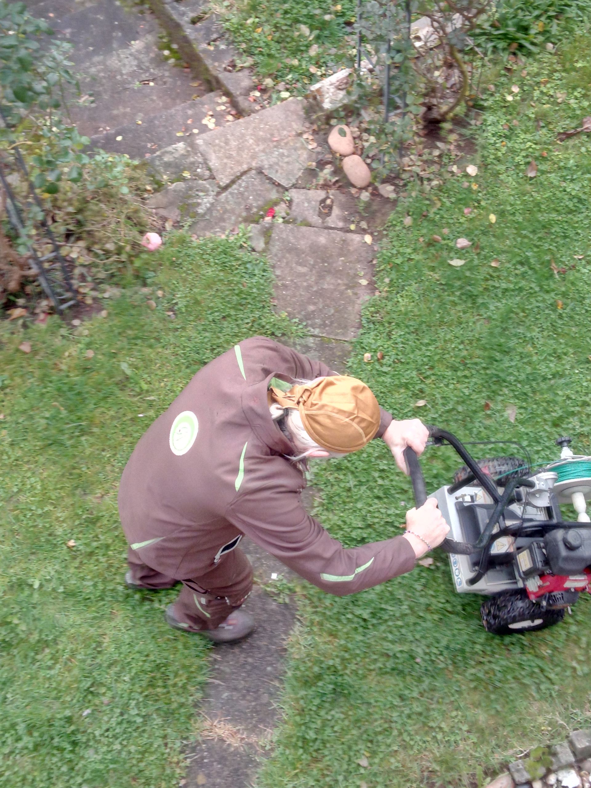 Verlegen des Begrenzungskabels bei einer Ausgrenzung auf dem Rasen zur Nutzung eines Rasenmähroboters