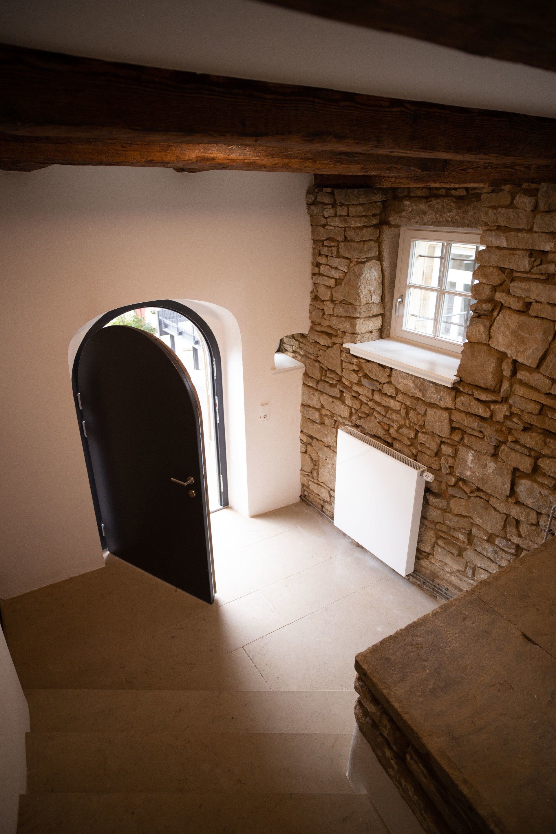 Innenansicht alte Rundbogentüre