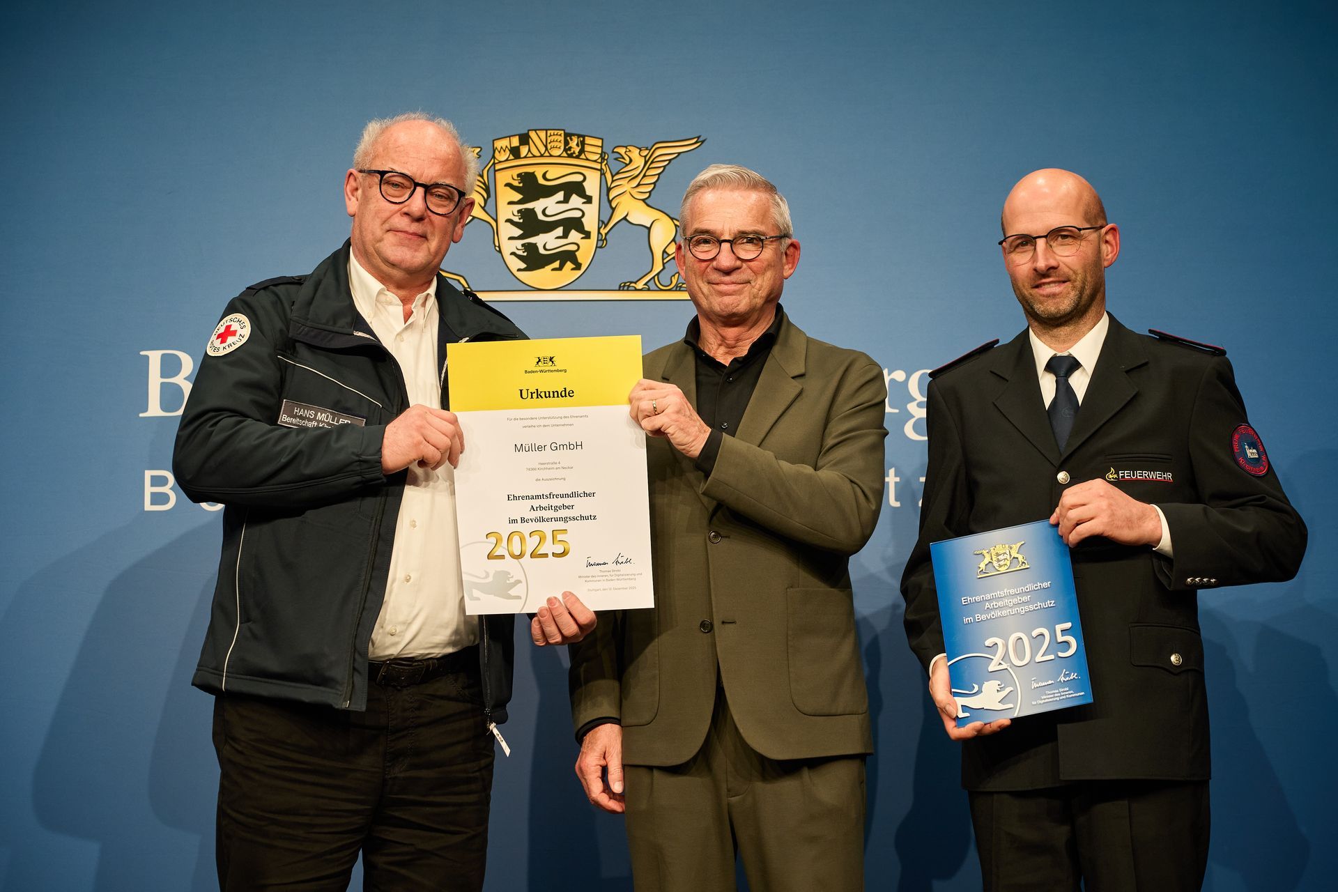 Übergabe der Urkunde als ehrenamtsfreundlicher Betrieb durch Innenminister Thoams Strobl