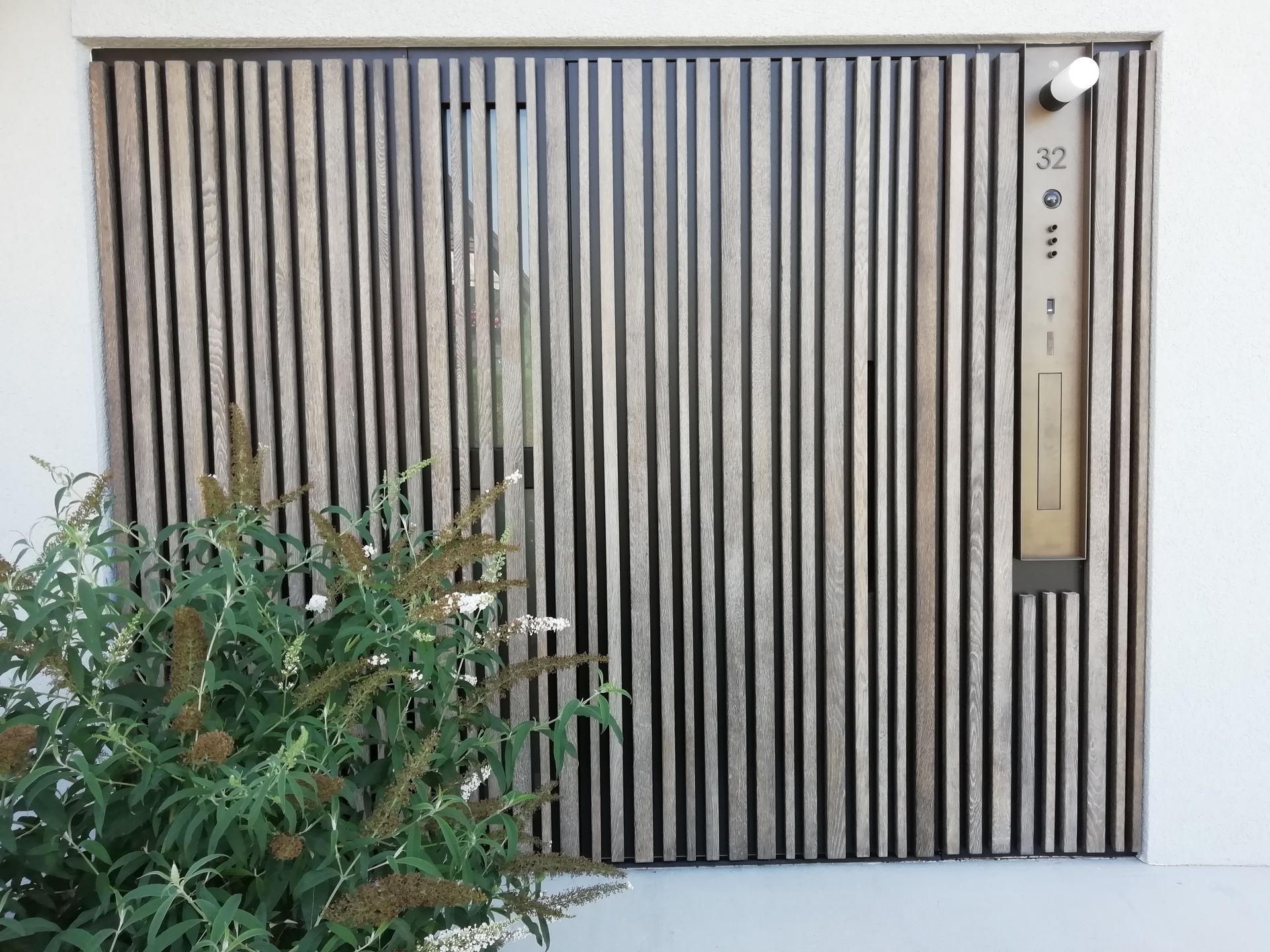 Moderne Haustüre in der Fassade