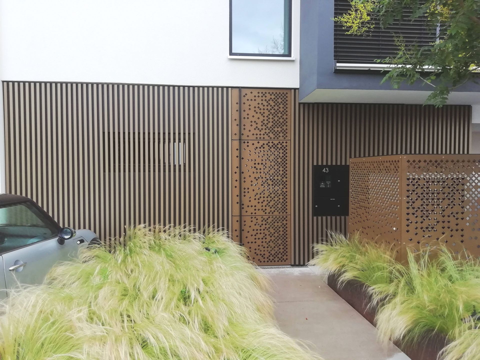 Hausdtüre mit Fassadenverkleidung