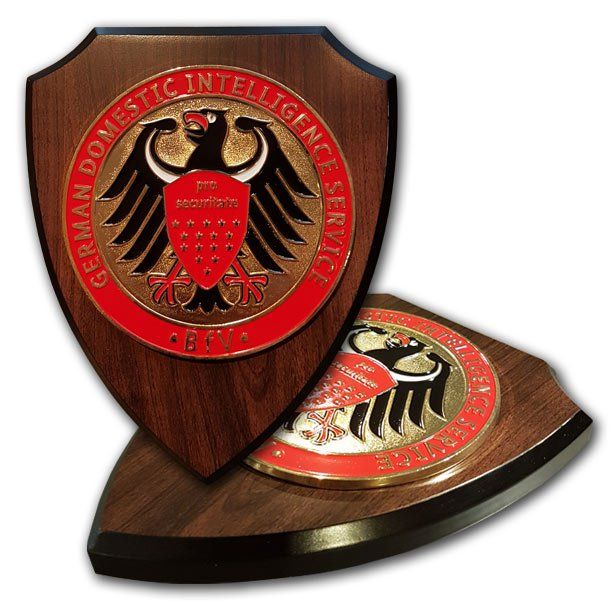 Hochwertig geprägte Metallwappen in Hochglanz-Finsh, 2D, farbig emailliert auf Holzhintergrund