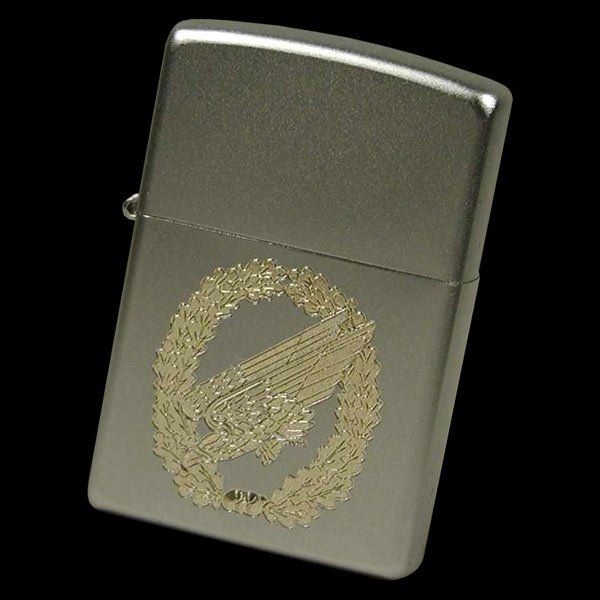Original Zippo Feuerzeuge, Zippo Sturmfeuerzeuge mit Gravur, Goldgravur in 2D oder 3D mit dem eigenen Wappen, Motiv oder Logo, fertigt die W. Schwemmlein GmbH aus Bayreuth.