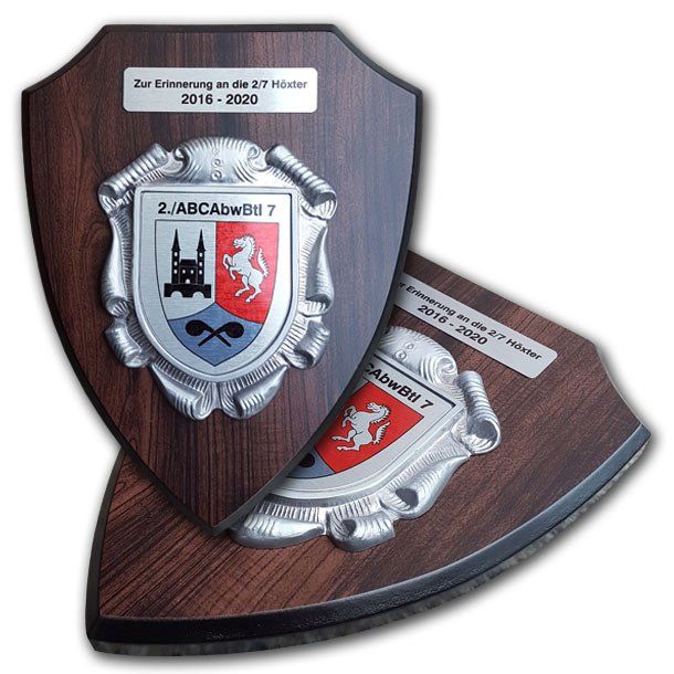 Aluminium-Wappen mit Wappenverzierung, Textschleifen oder Textbalken mit eigenem Wappen, Logo oder Motiv von der W. Schwemmlein GmbH für Bundeswehr, Polizei, Bundespolizei, Zoll, Organisationen, Vereine oder Privat.