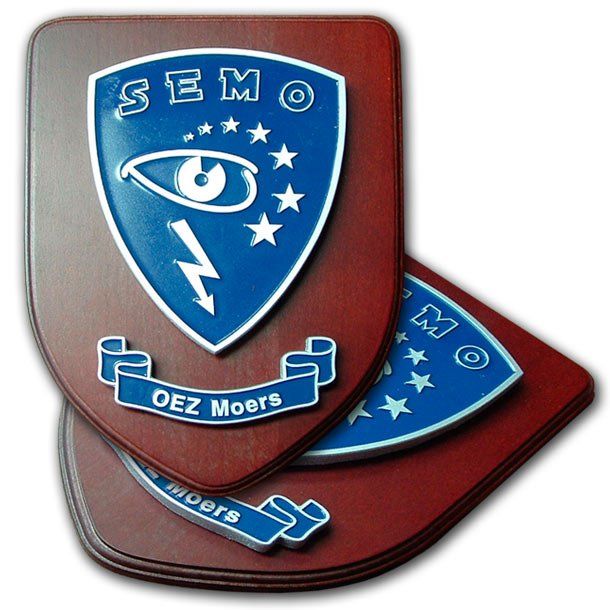 Keratonwappen, Gipswappen, Colorwappen, Britaniawappen in 2D gegossen, farbig ausgelegt auf Holzhintergrund