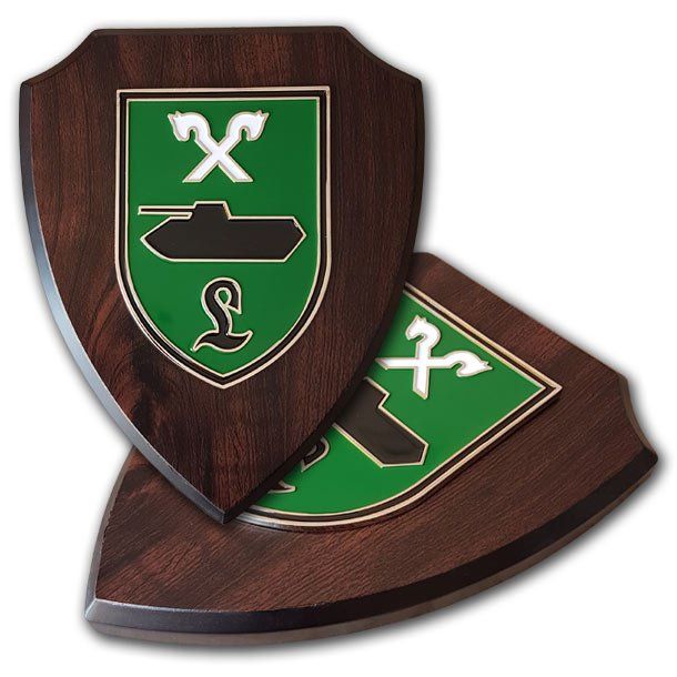 Metallwappen hochwertig geprägt in 2D, farbig emailliert auf Holzhintergrund