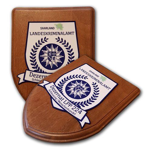 Kunststoffwappen mit UV-Versiegelung, Textschleifen oder Textbalken mit eigenem Wappen, Logo oder Motiv von der W. Schwemmlein GmbH für Bundeswehr, Polizei, Bundespolizei, Zoll, Organisationen, Vereine oder Privat.