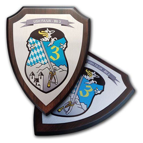 Aluminium-Wappen im Digitaldruckverfahren mit UV-Versiegelung mit eigenem Wappen, Logo oder Motiv von der W. Schwemmlein GmbH für Bundeswehr, Polizei, Bundespolizei, Zoll, Organisationen, Vereine oder Privat.