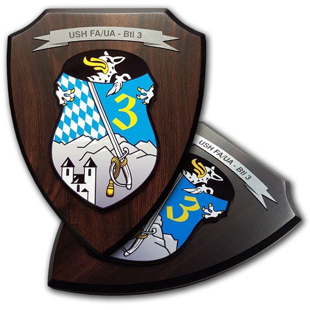 Kunststoffwappen um Digitaldruck, Wappenform per Lasercut, UV-Versiegelung, Textschleife, auf Holzhintergrund