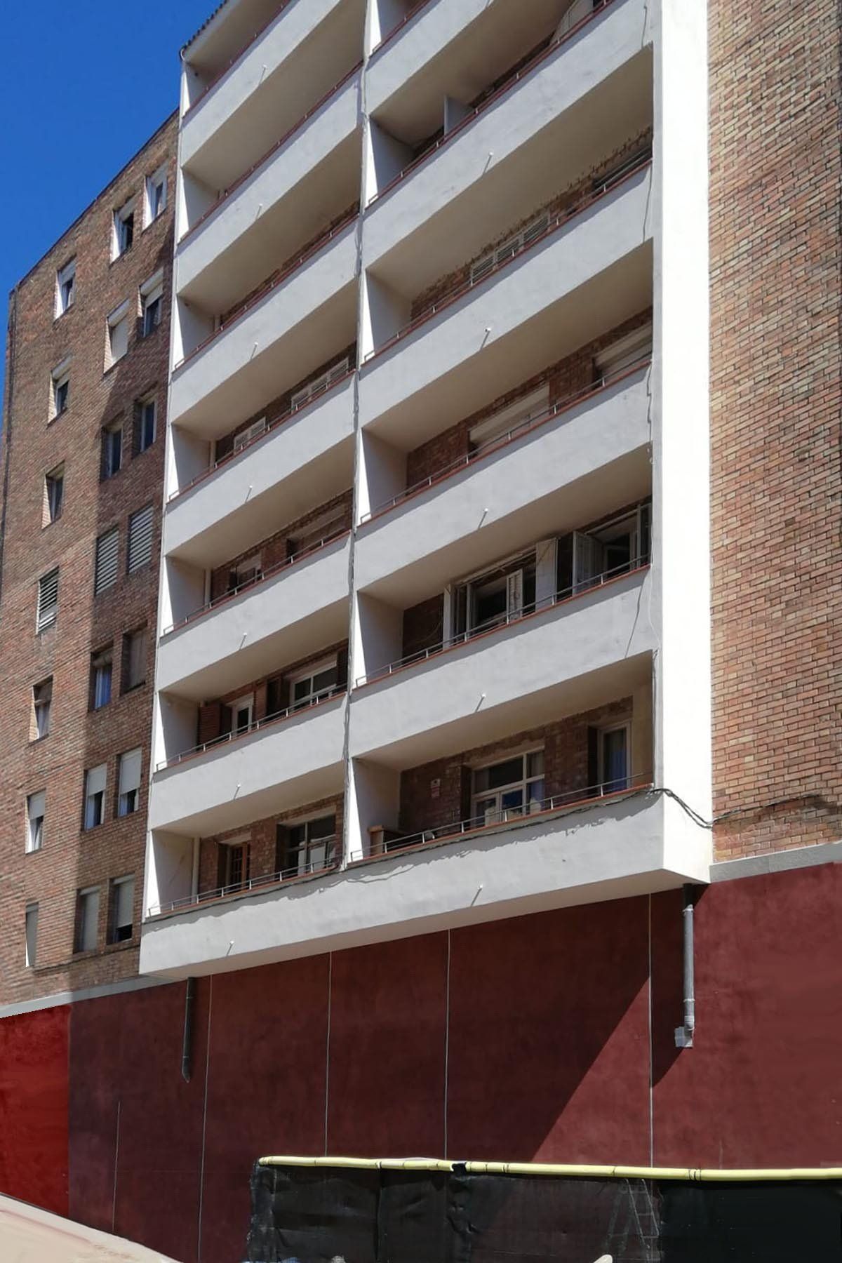 Perspectiva exterior de la restauración del edificio, esquina, muestra ambas fachadas laterales, a punto de vista de suelo hacia cielo,