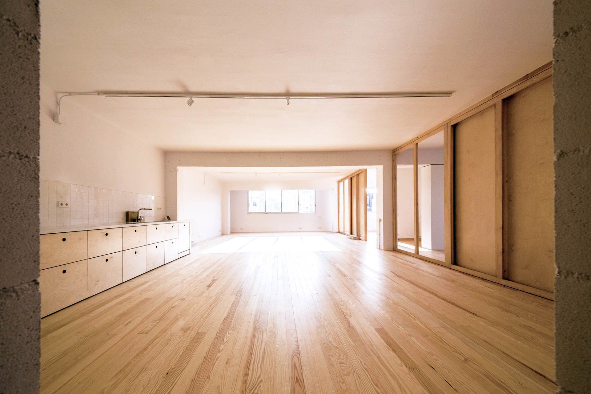 Rehabilitación de edificios. Trabajos de restauración de fachada de finca señorial en Rambla de Catalunya, Barcelona.