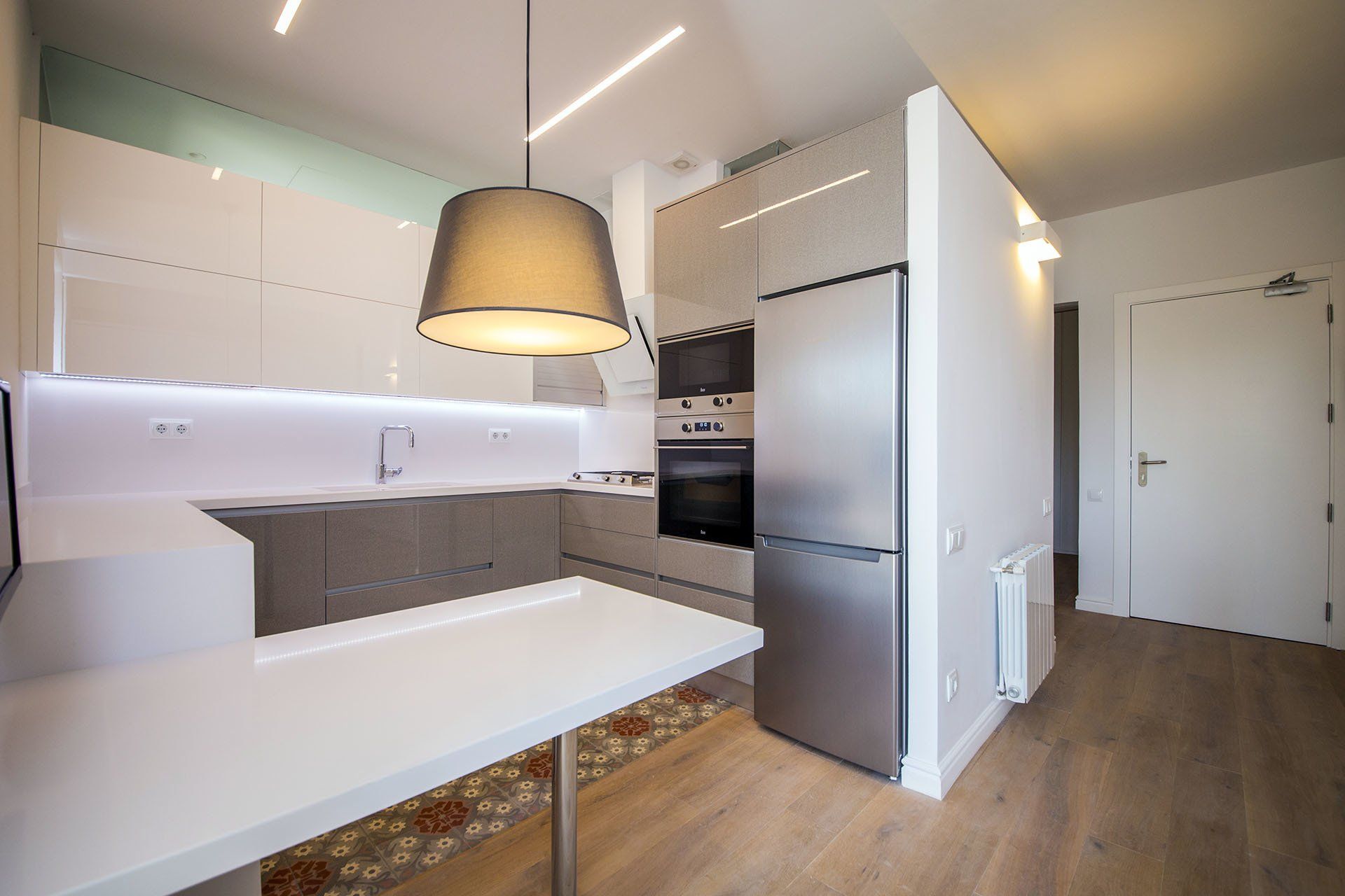 Vista frontal de la rehabilitación de la cocina, con detalle de vano en el muro para el paso de iluminación.